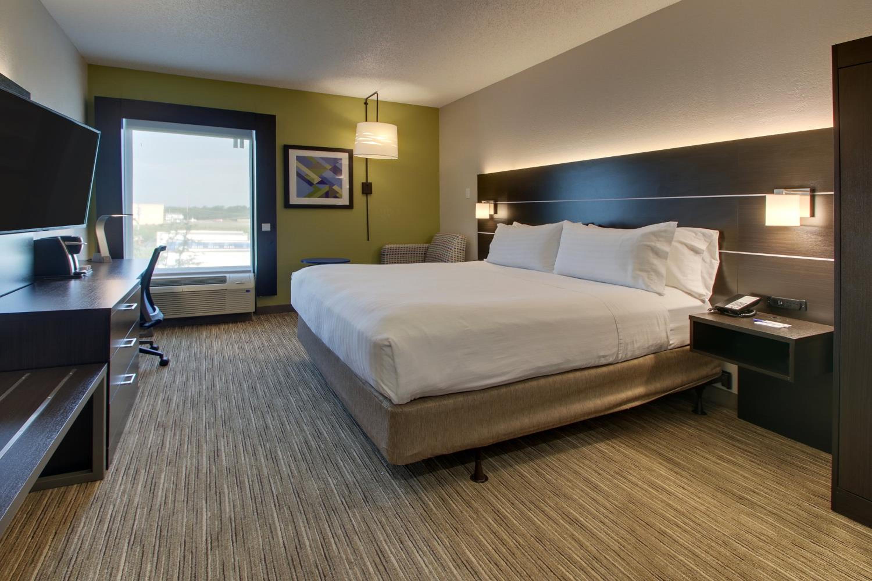 Standard King Room with Mobility Accessible Tub - Photo 1