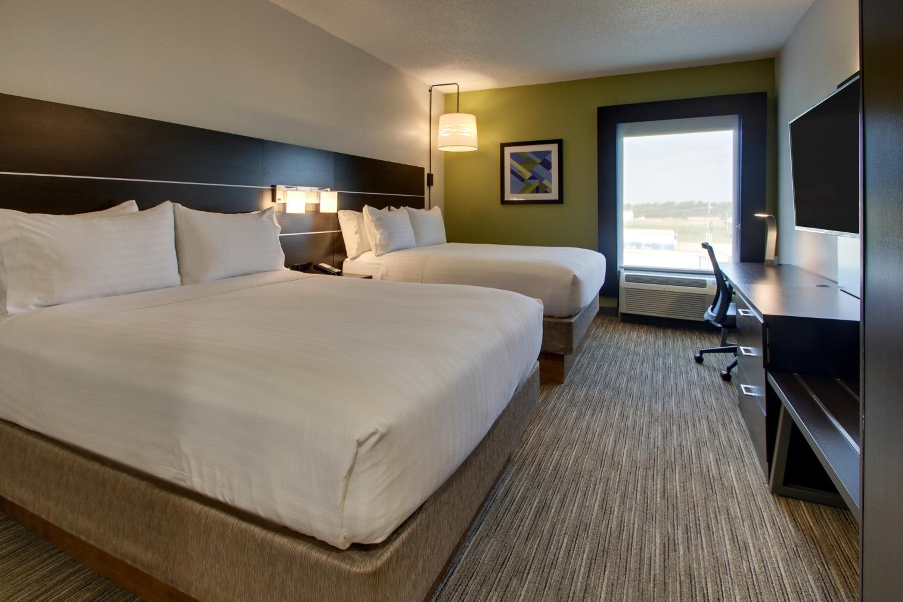 Standard Room with Two Queen Beds - Photo 1