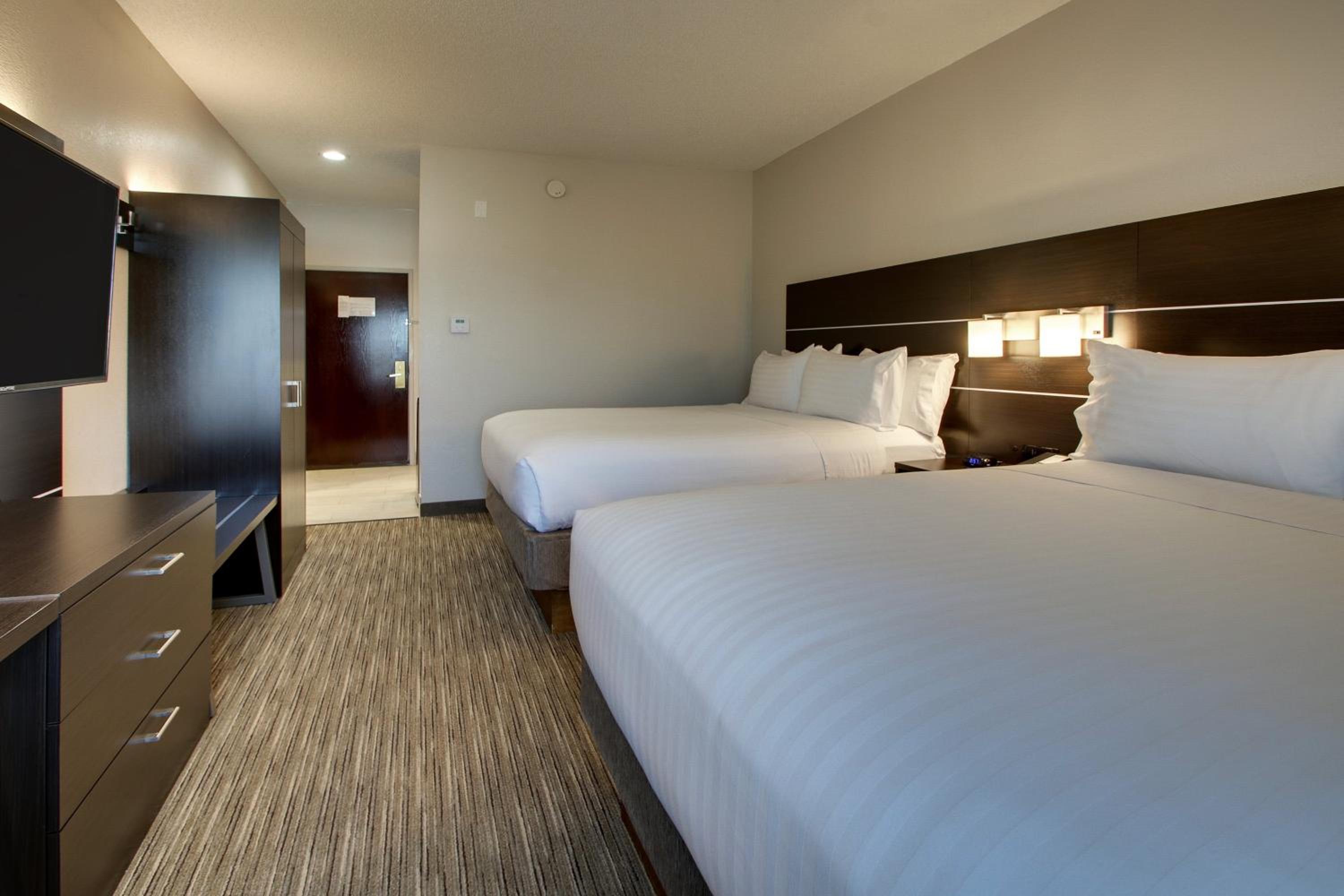 Standard Room with Two Queen Beds - Photo 2