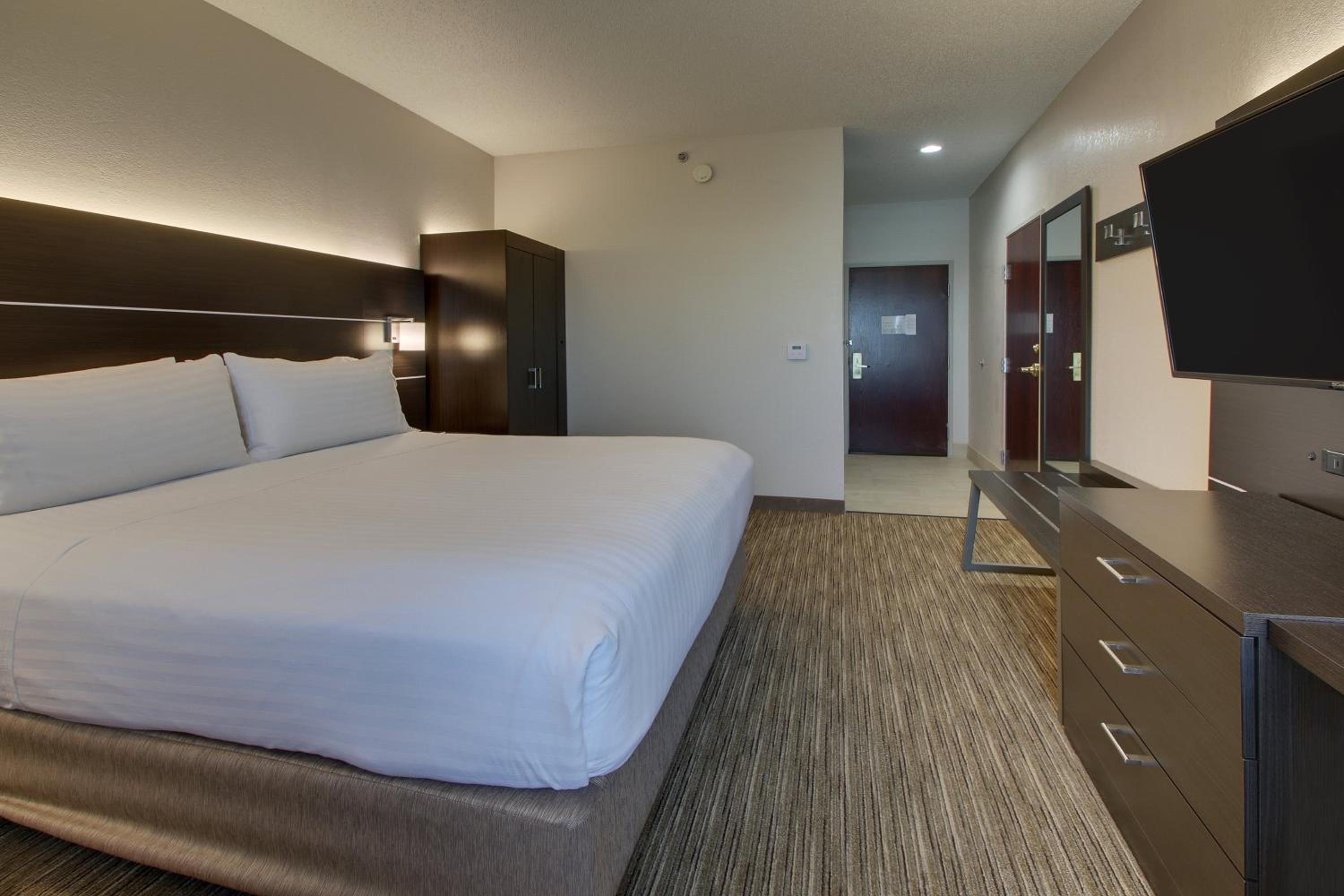 Standard King Room with Mobility Accessible Tub - Photo 2