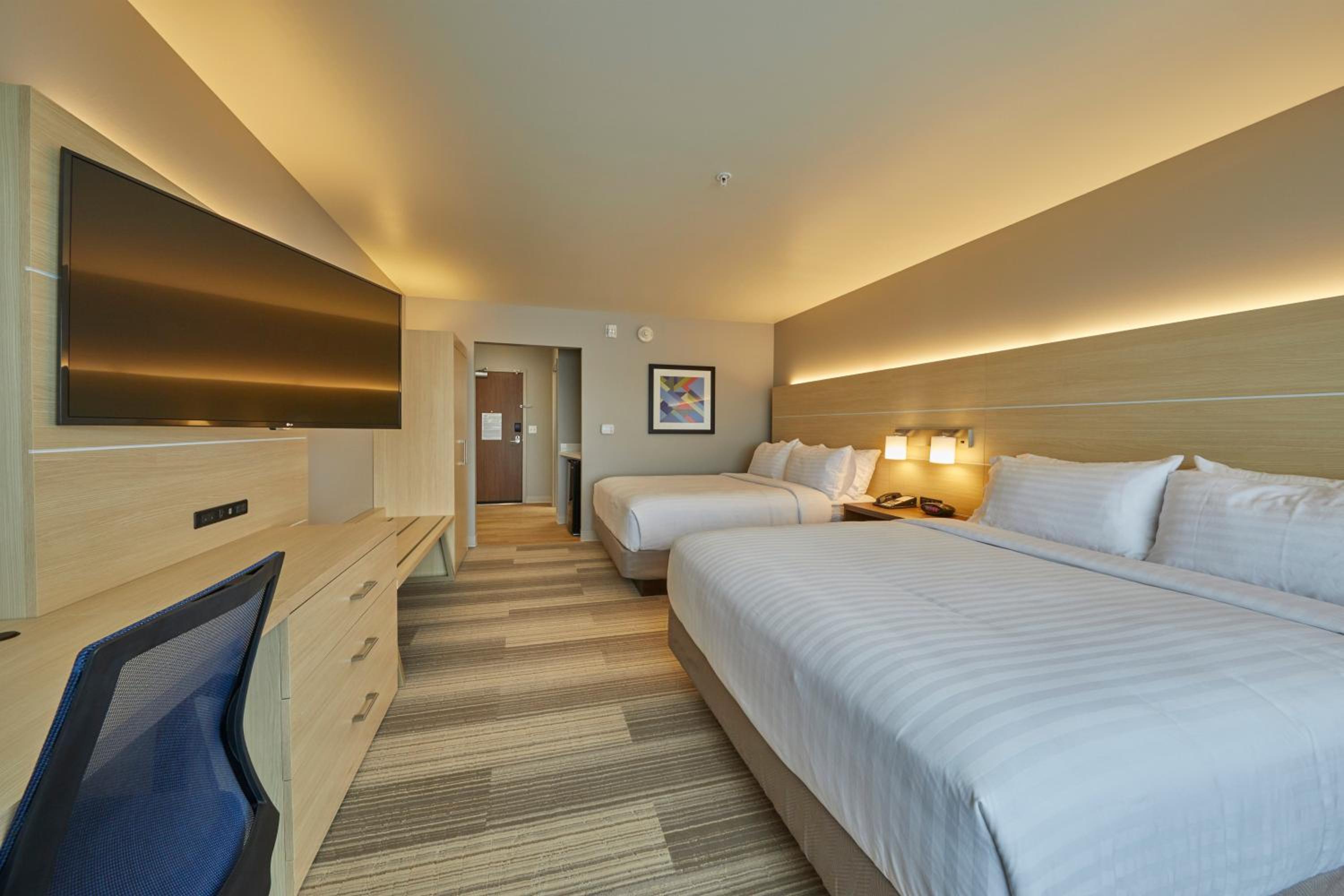 Standard Room with Two Queen Beds photo 3