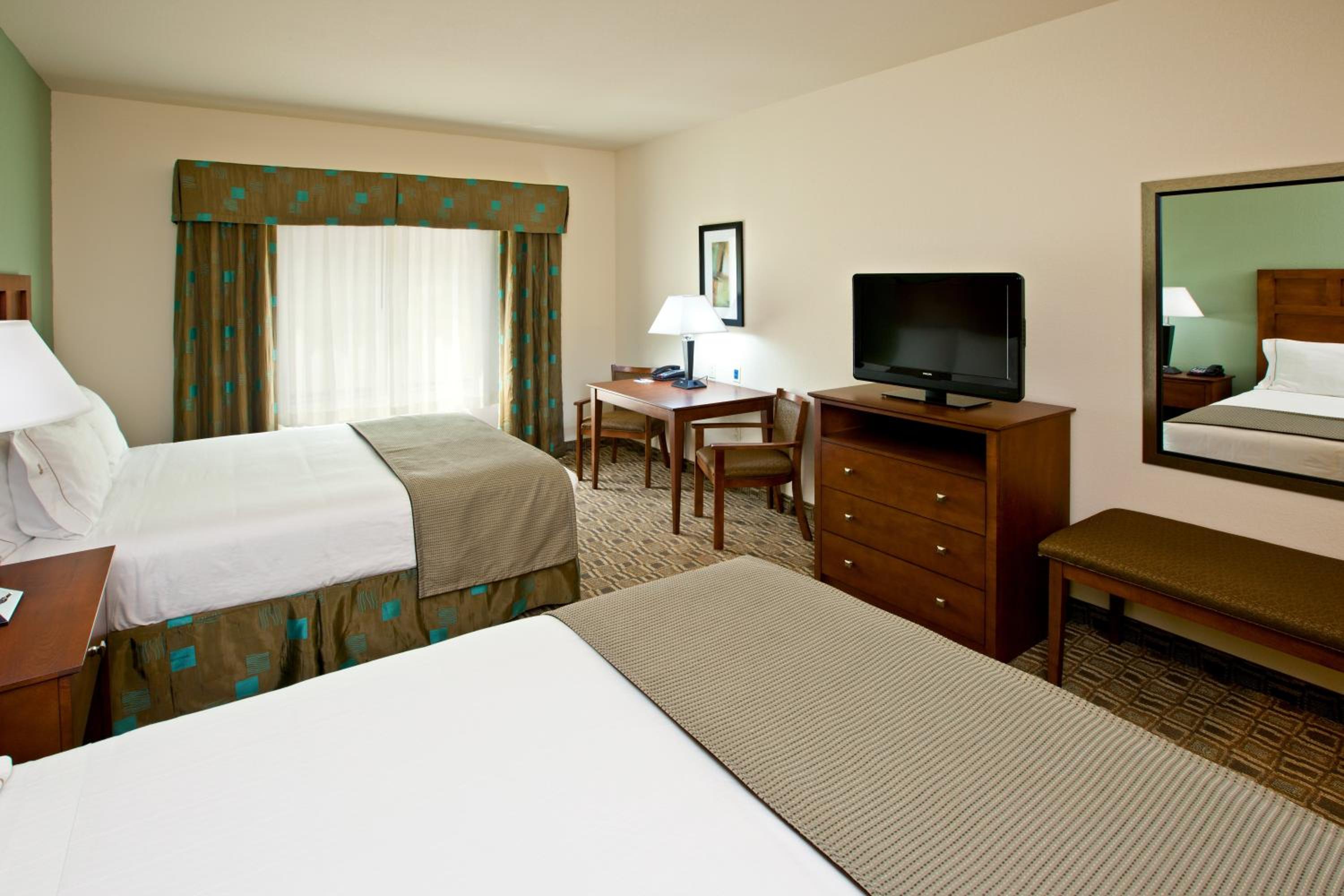Queen Suite with Two Queen Beds - Photo 4