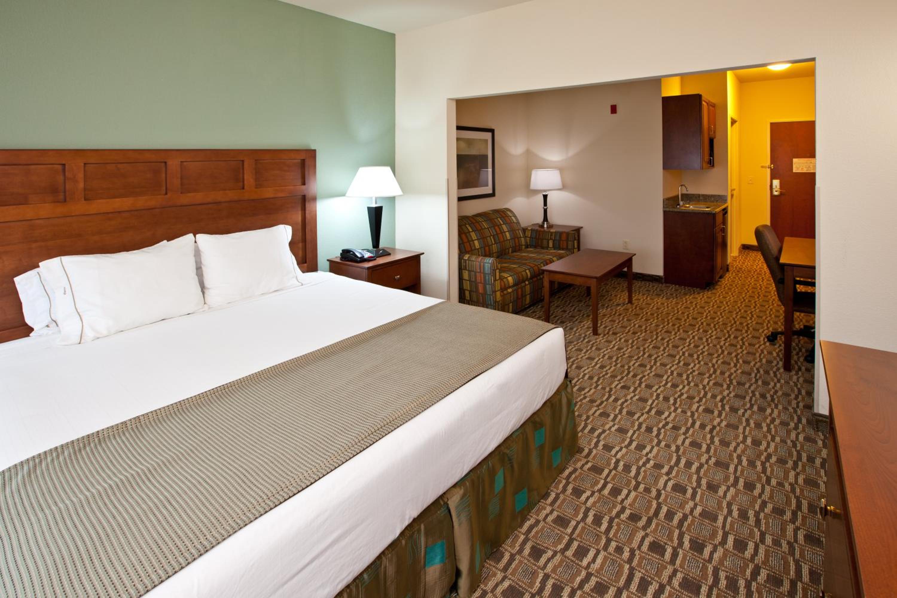 Queen Suite with Two Queen Beds - Photo 5