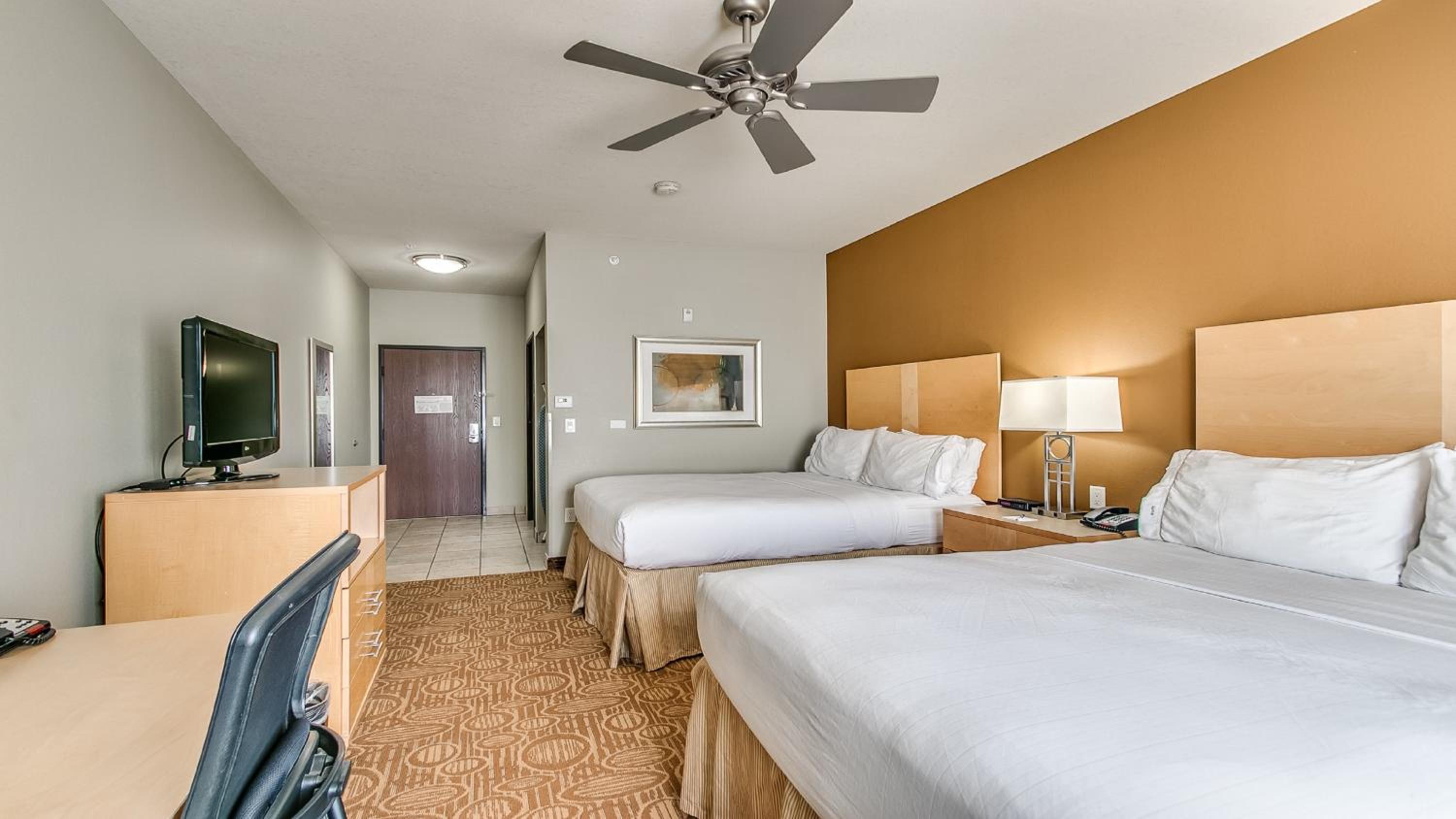 Standard Queen Room with Two Queen Beds - Photo 2