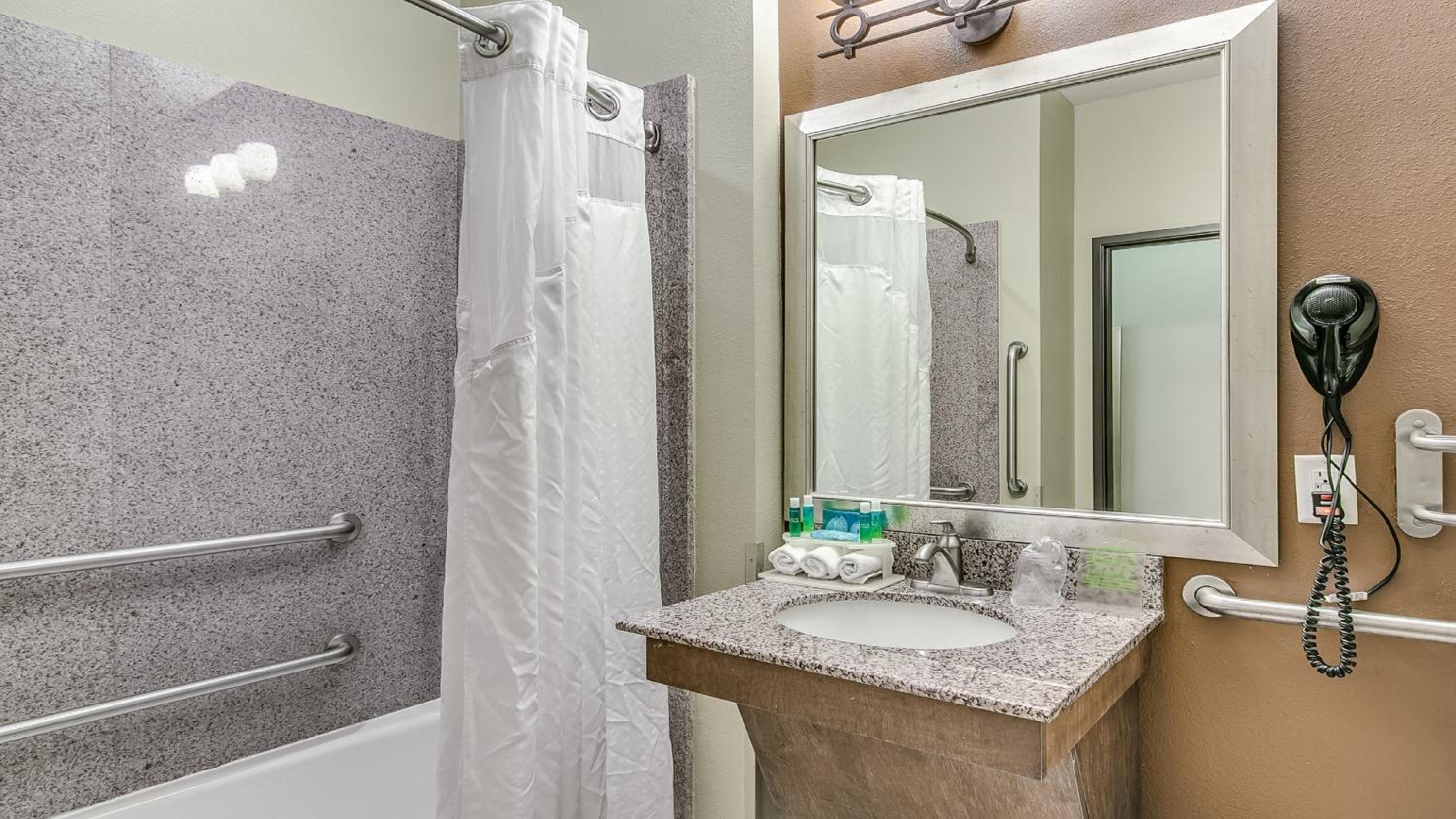 Two-Bedroom Suite - Mobility Accessible Tub - Photo 2
