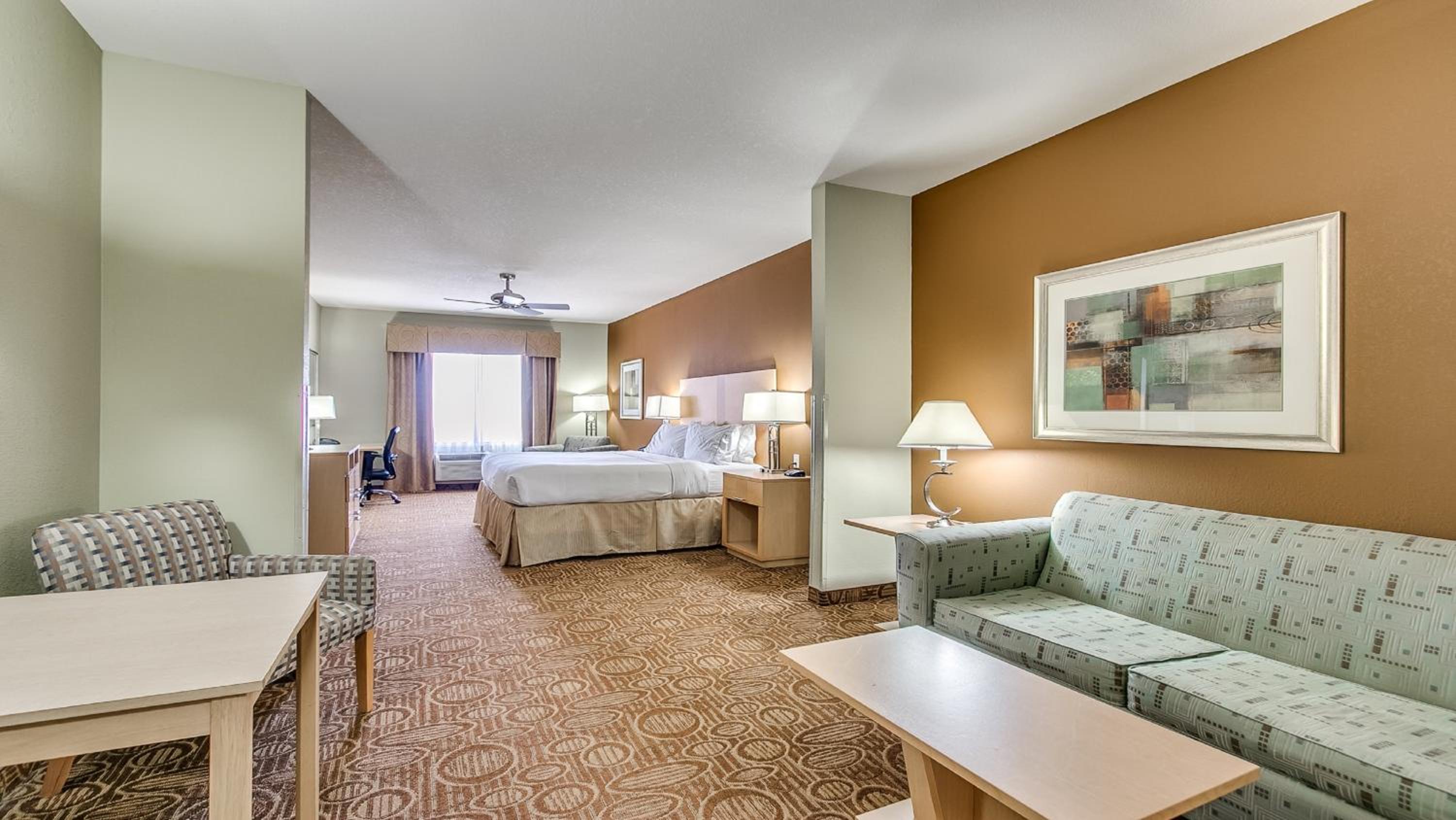 Standard King Room with Sofa Bed - Photo 3