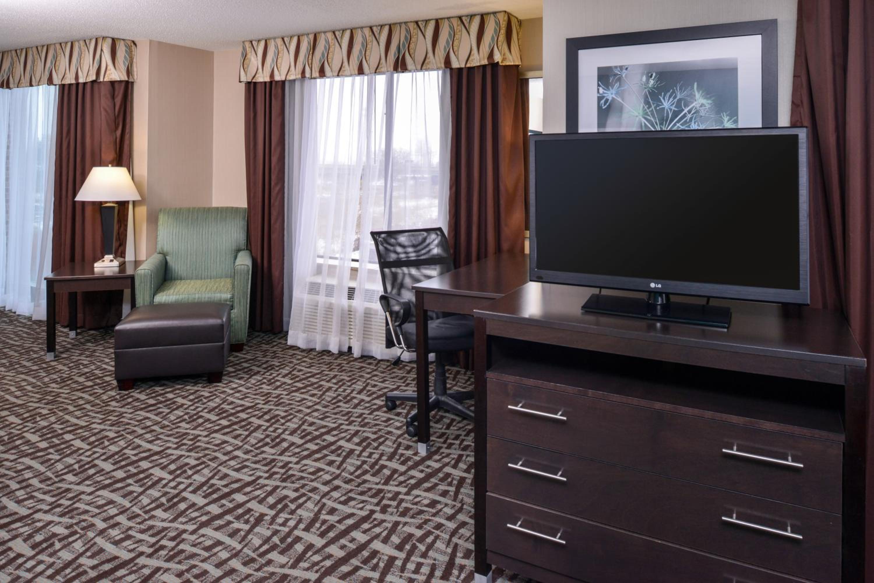 Executive King Suite - Non-Smoking - Photo 3