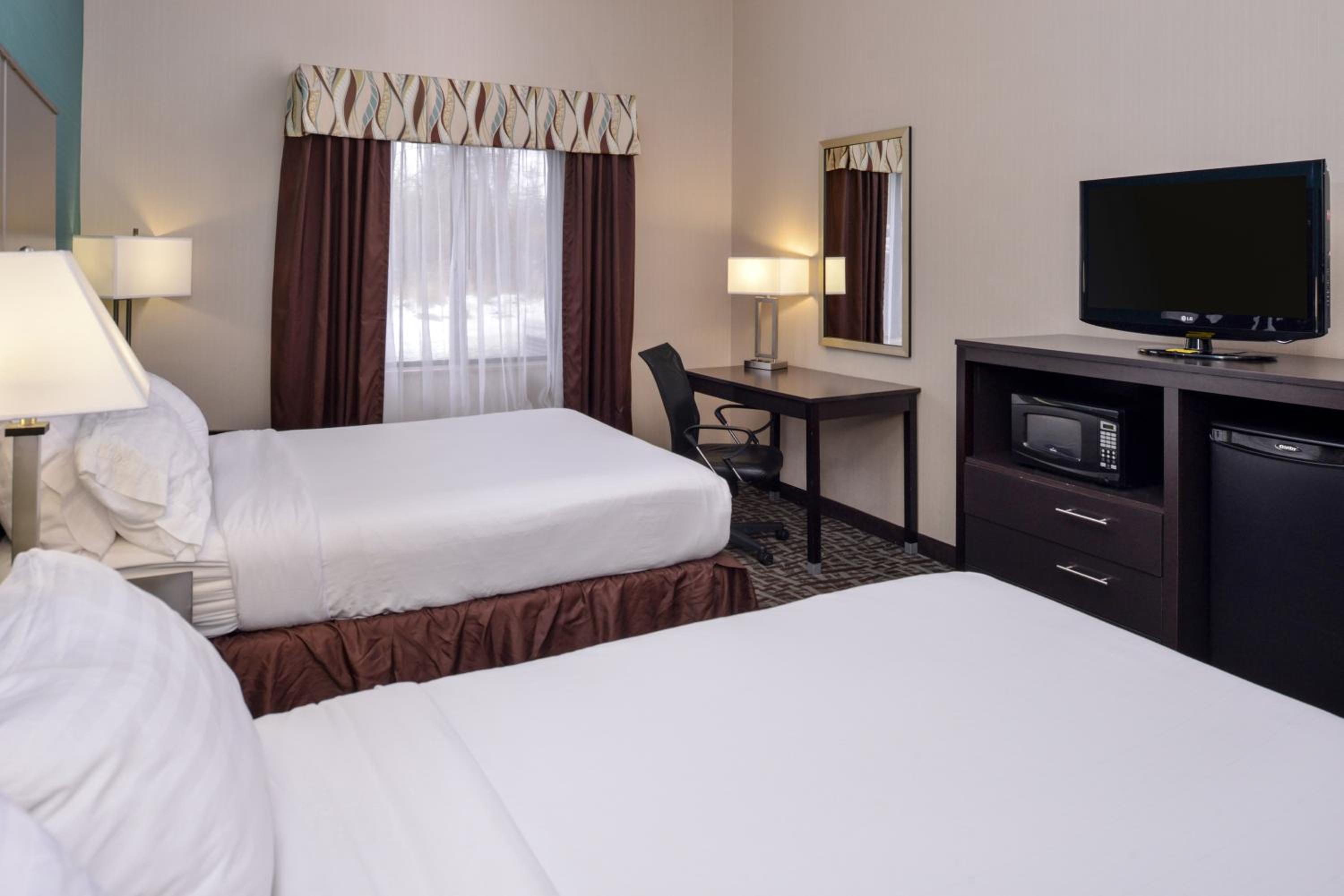 Standard Room with Two Queen Beds - Photo 1