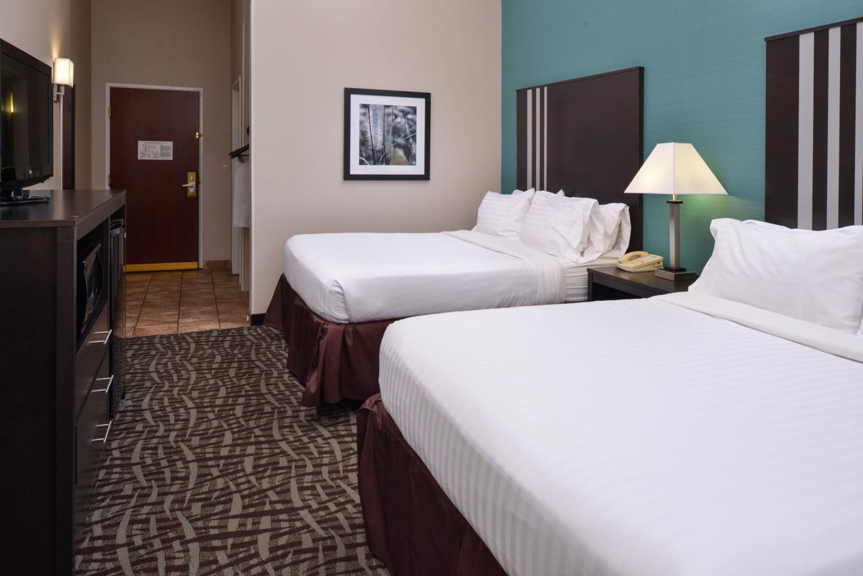 Standard Queen Room with Two Queen Beds and Mobility Accessible Tub - Photo 3