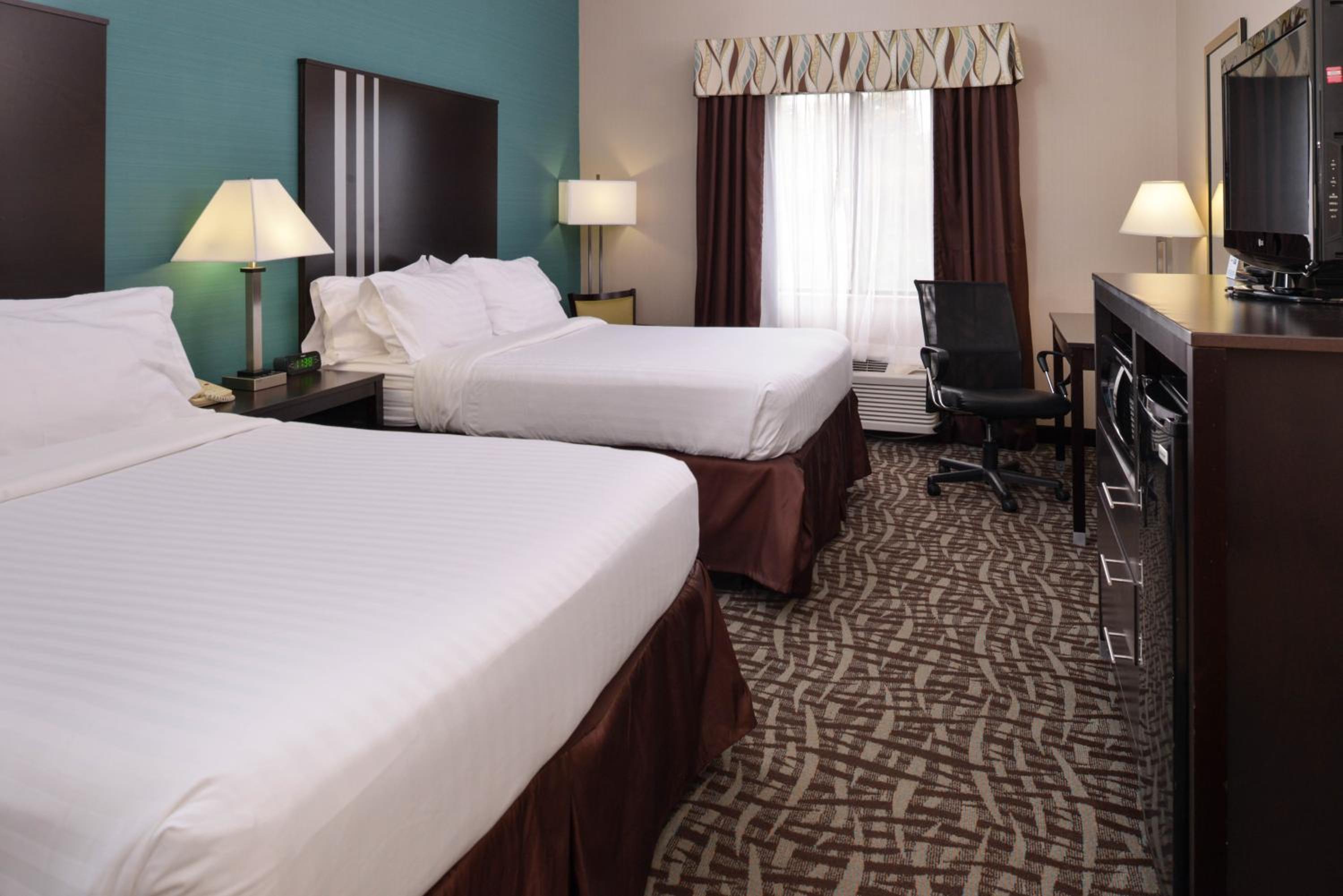 Standard Room with Two Queen Beds - Photo 4
