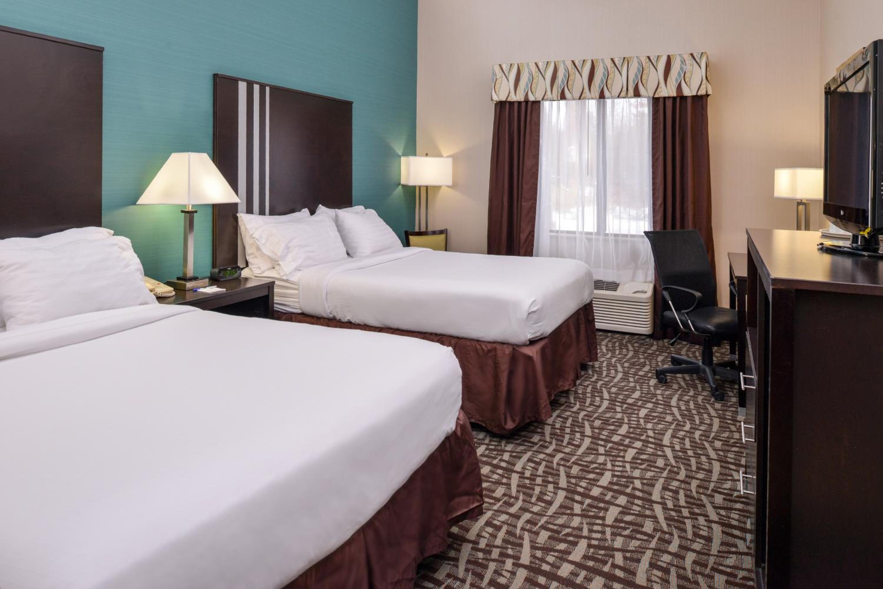 Standard Room with Two Queen Beds - Photo 3