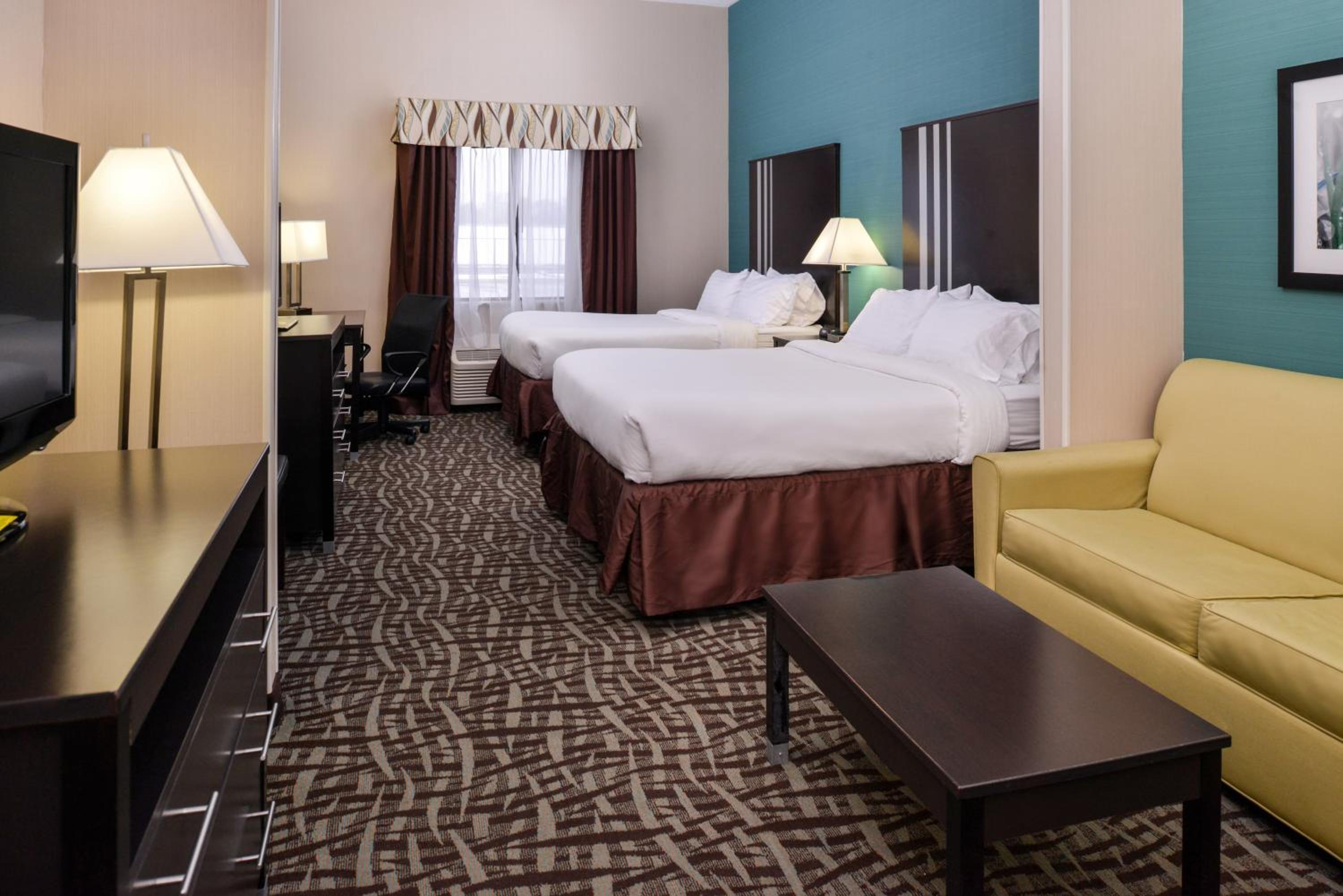 Queen Suite with Two Queen Beds and Sofa Bed - Photo 1
