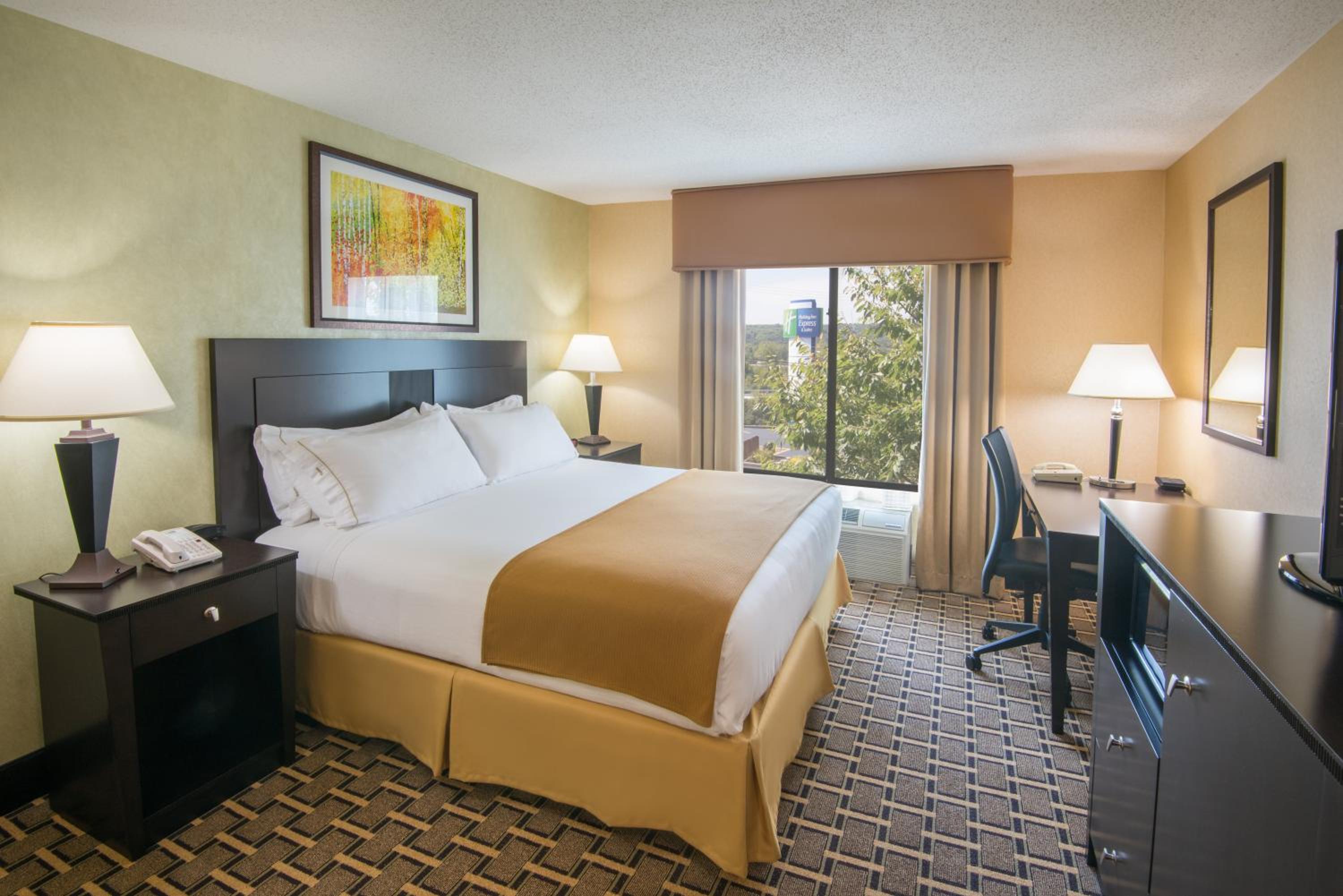 Standard King Room - Mid Floor photo 2