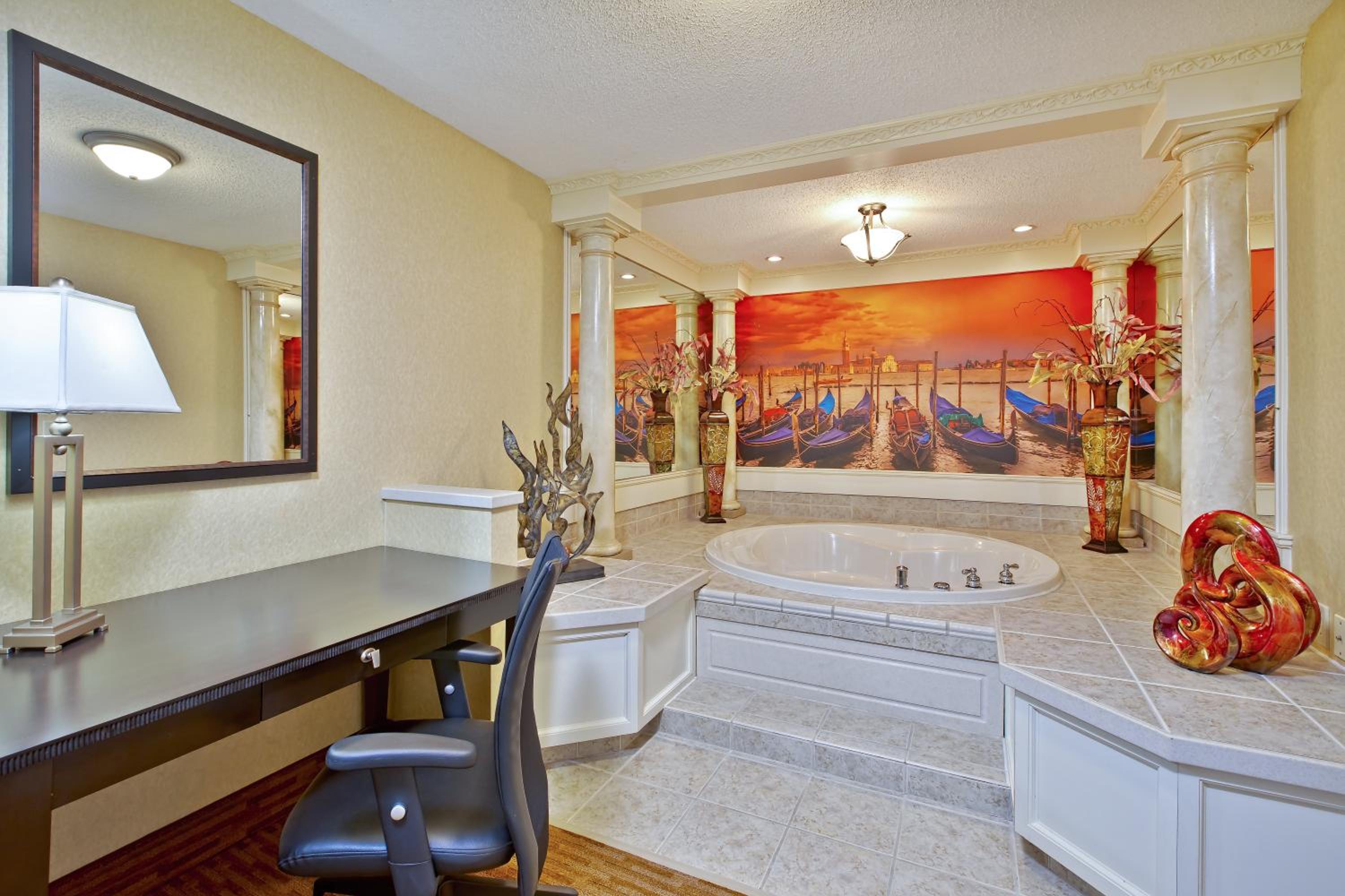 King Suite with Jetted Tub and Courtyard View photo 3
