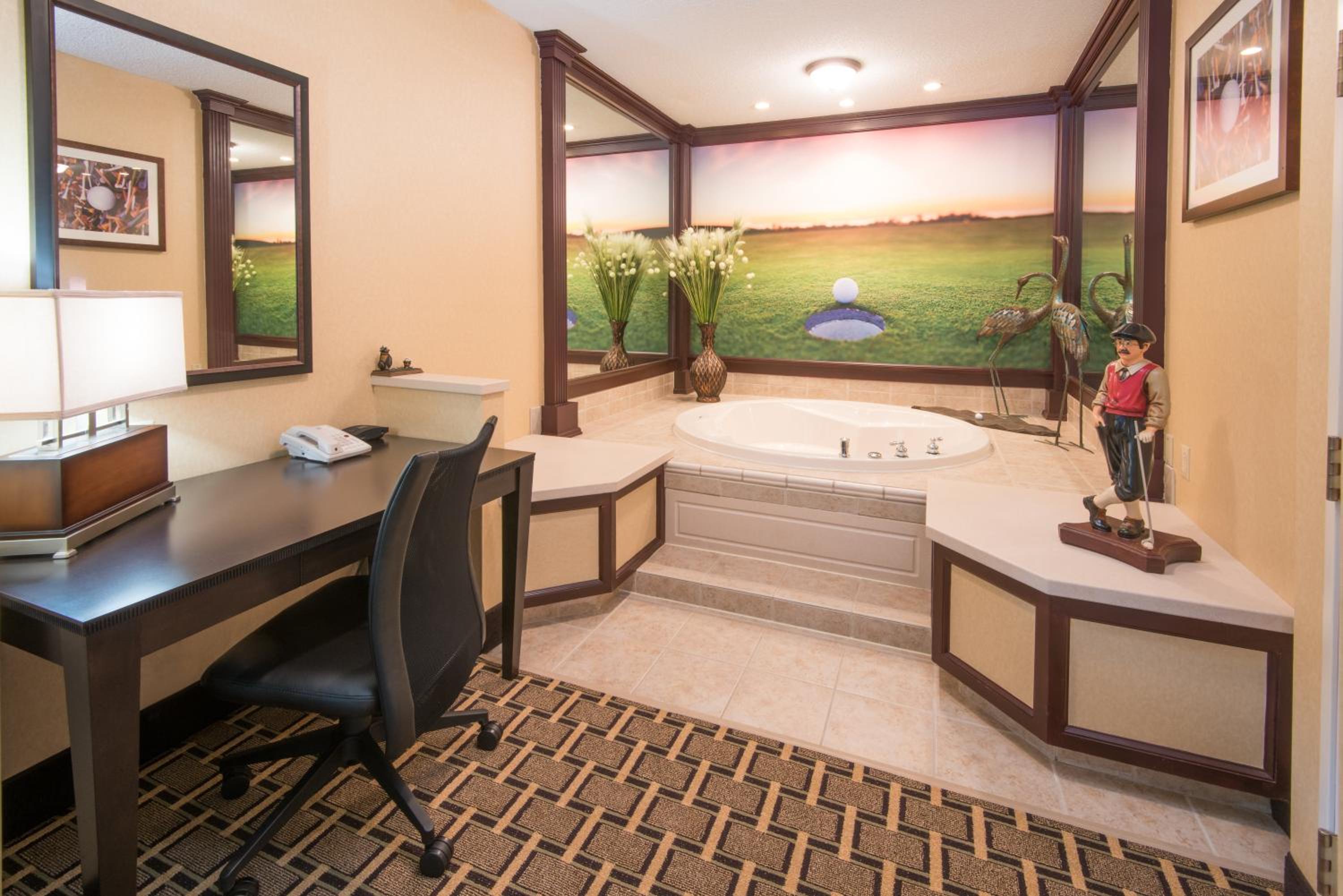King Suite with Jetted Tub and Courtyard View photo 2