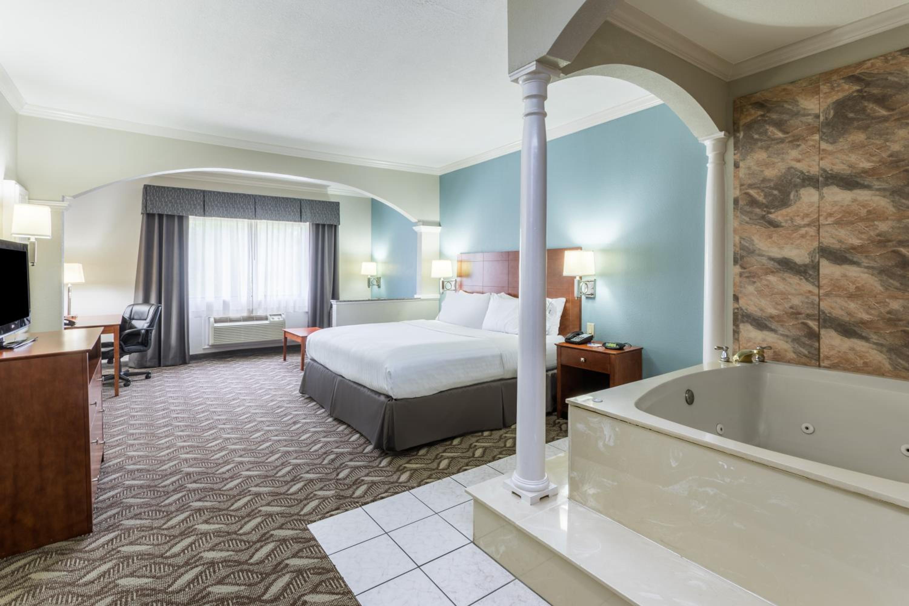 King Suite with Spa Bath - Photo 1