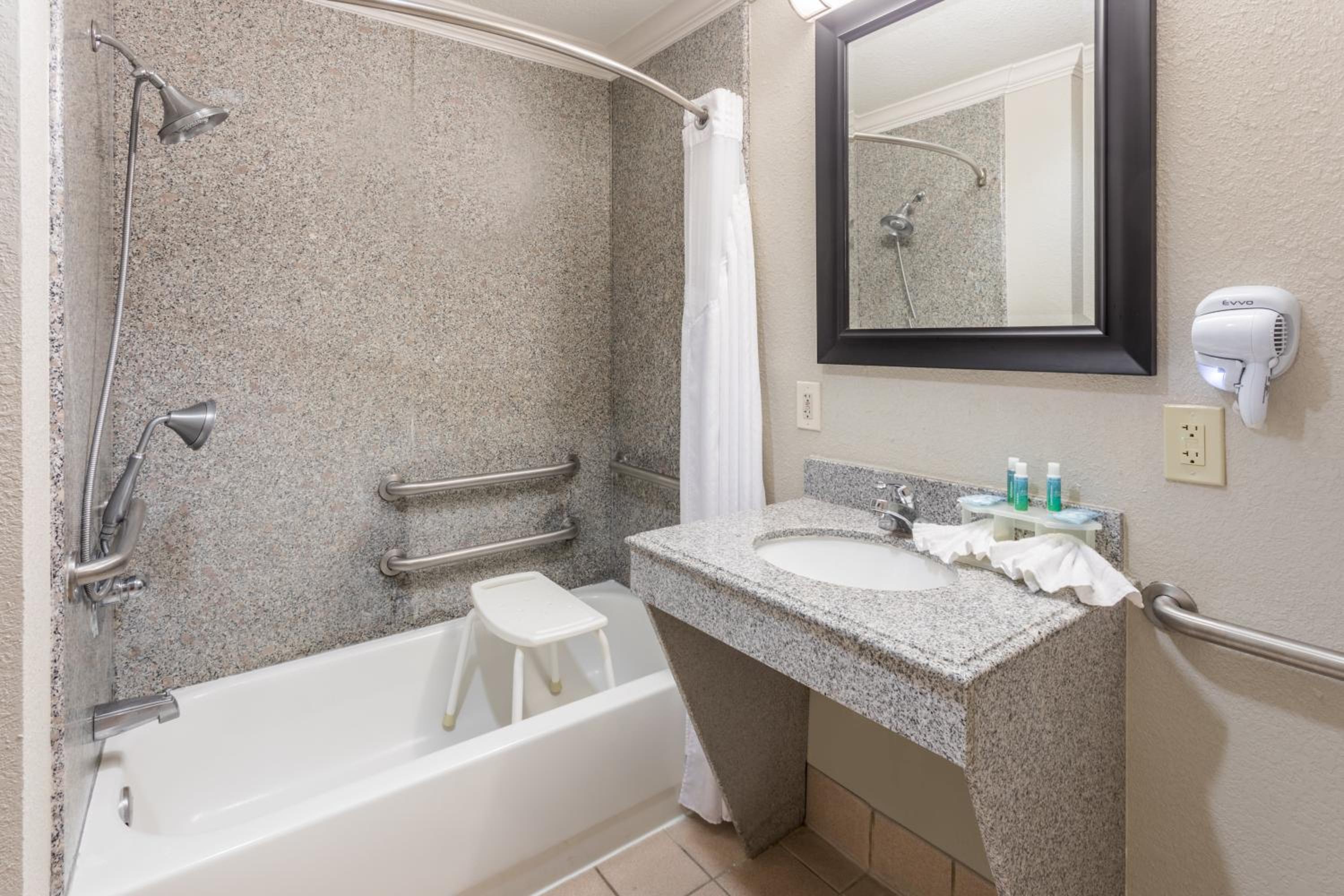 King Suite - Disability Access - Photo 2