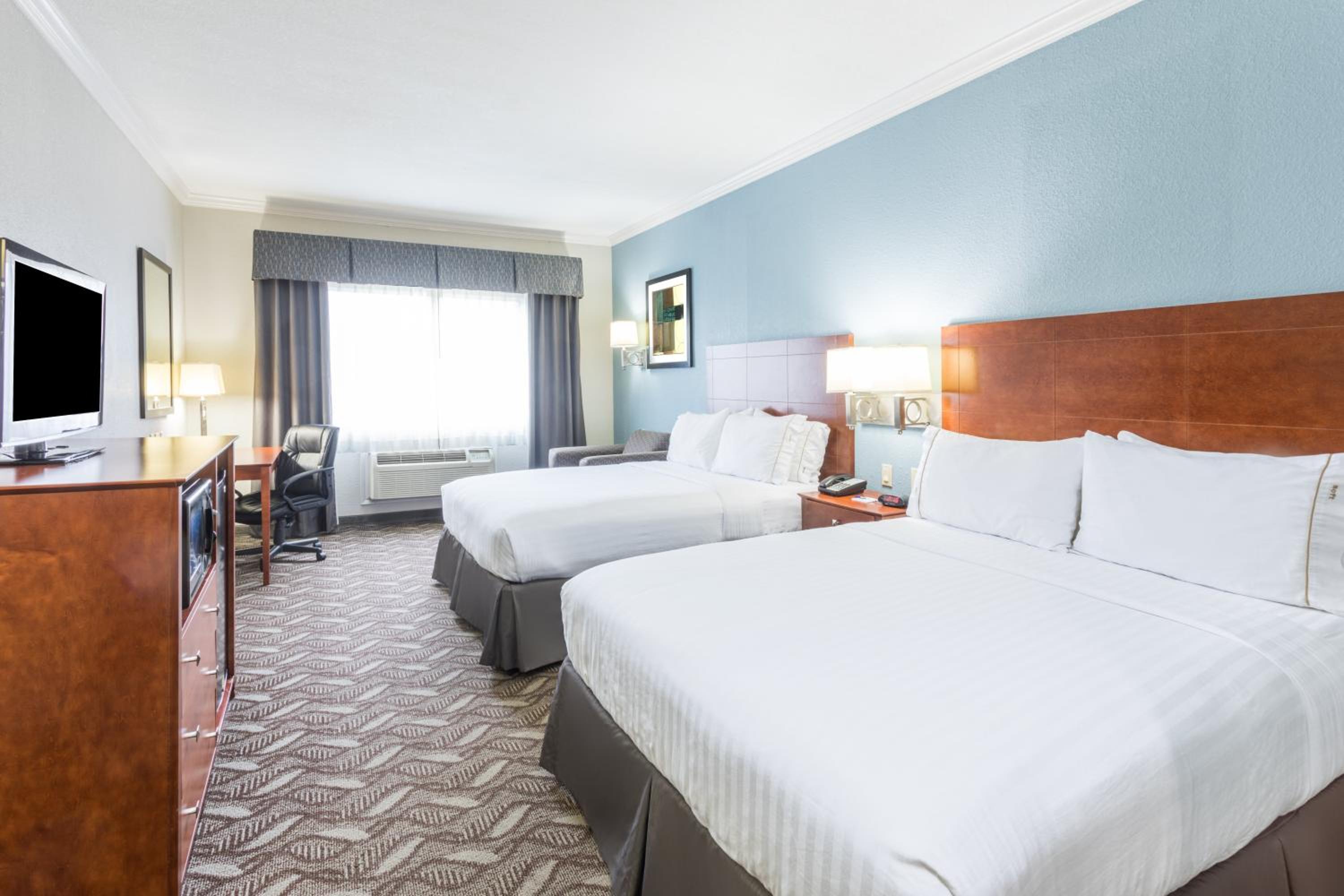 Standard Room with Two Queen Beds - Photo 1