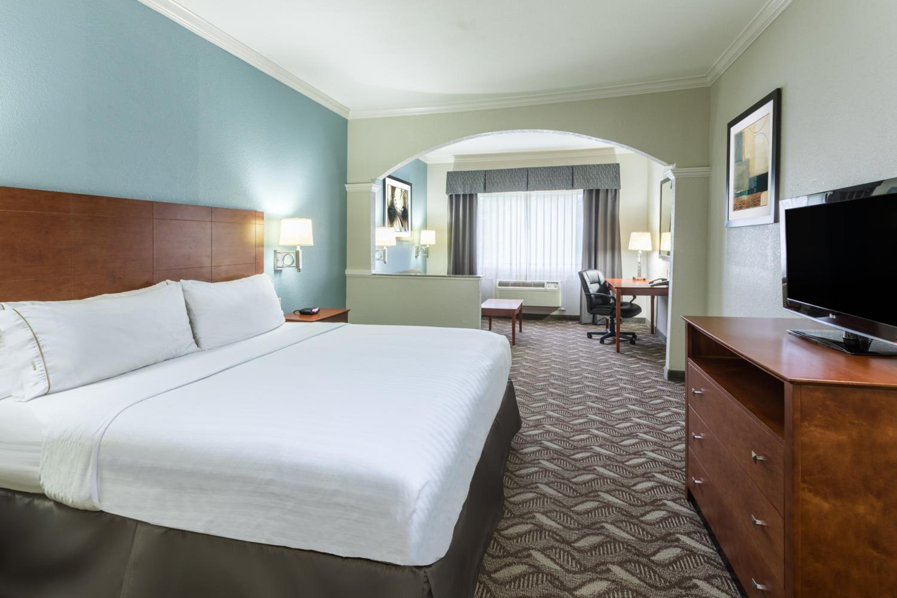 King Suite - Disability Access - Photo 1