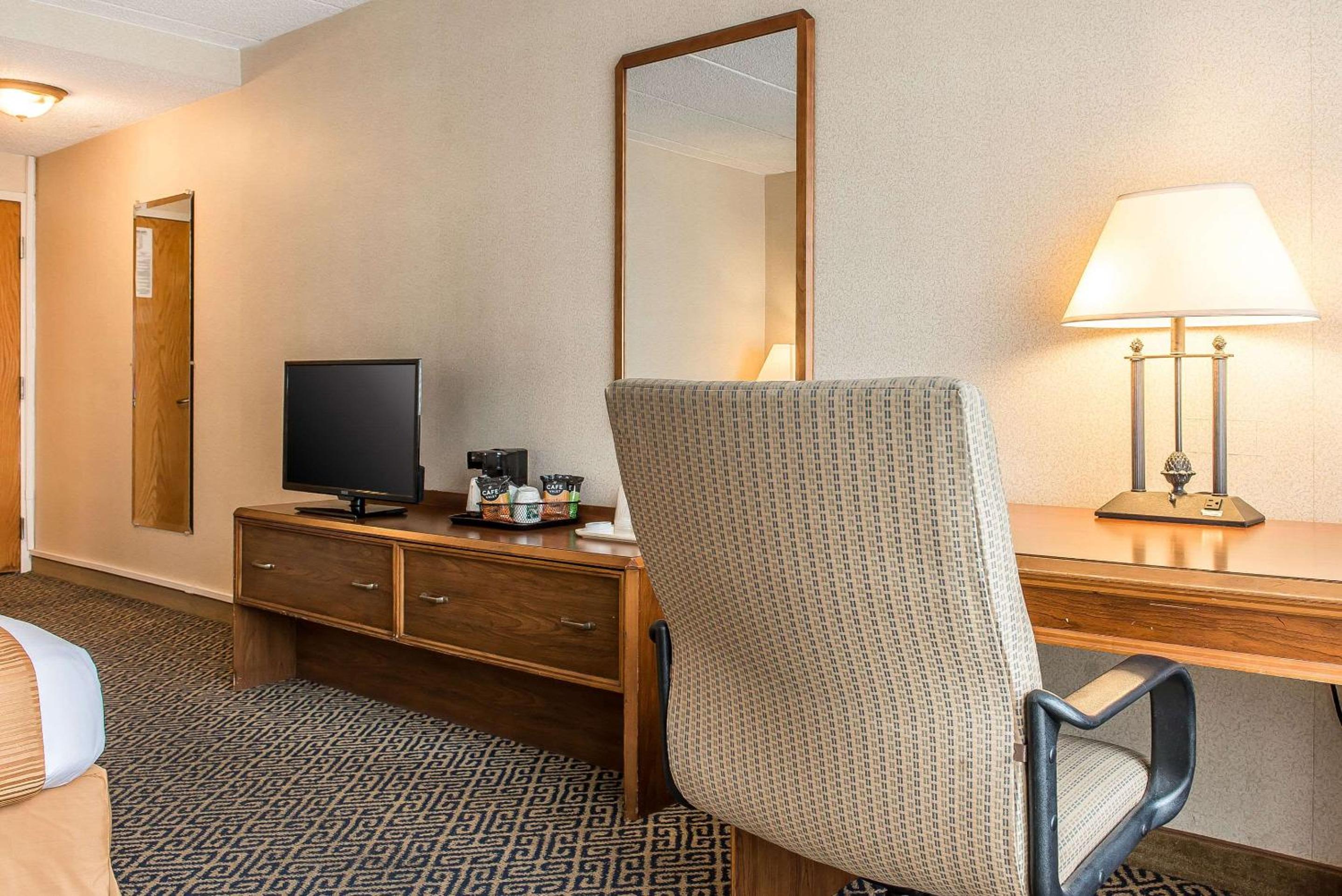Efficiency Quadruple Room with Two Queen Beds - Non Smoking - Photo 4