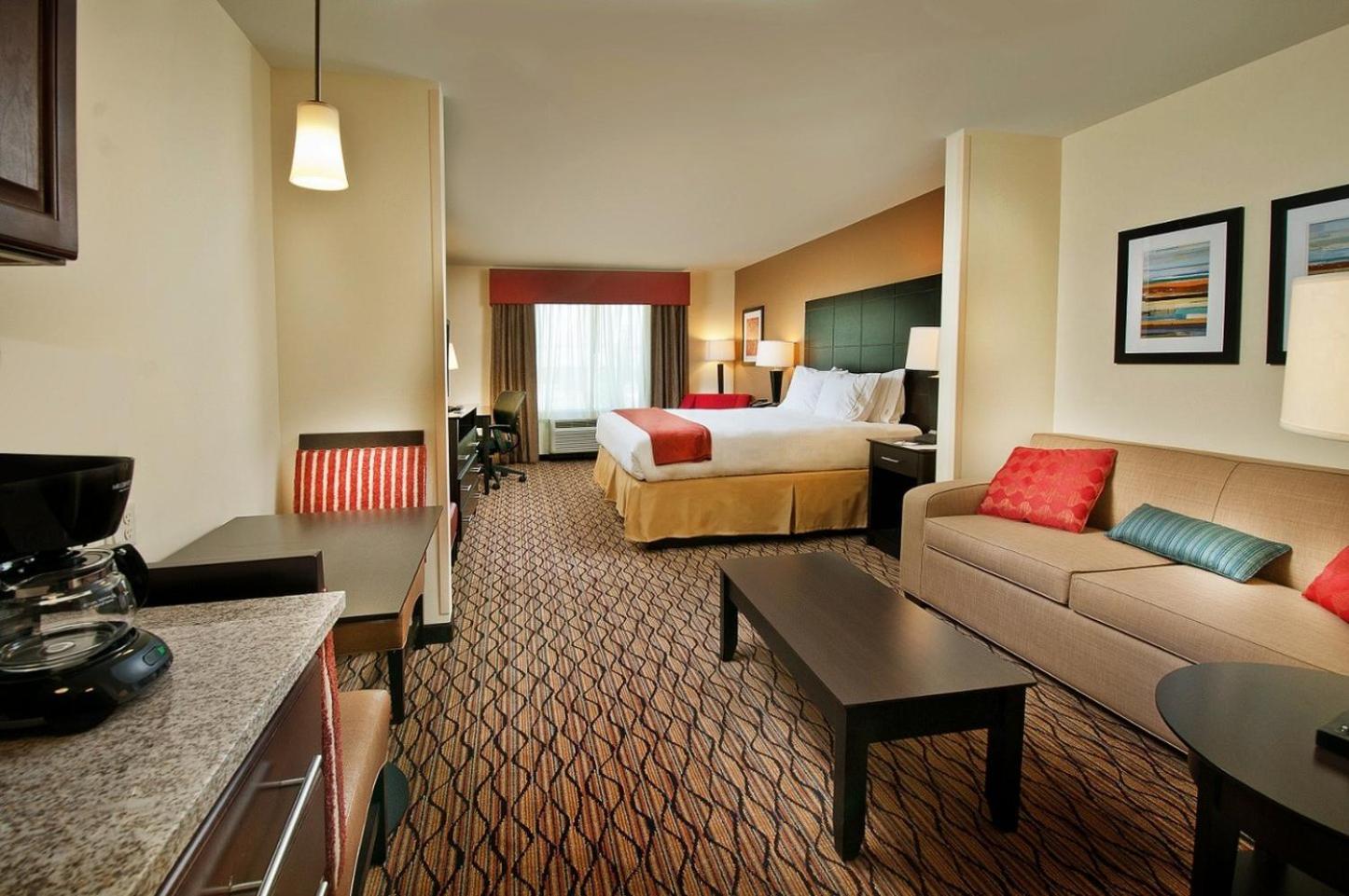 King Suite with Sofa Bed - Photo 4
