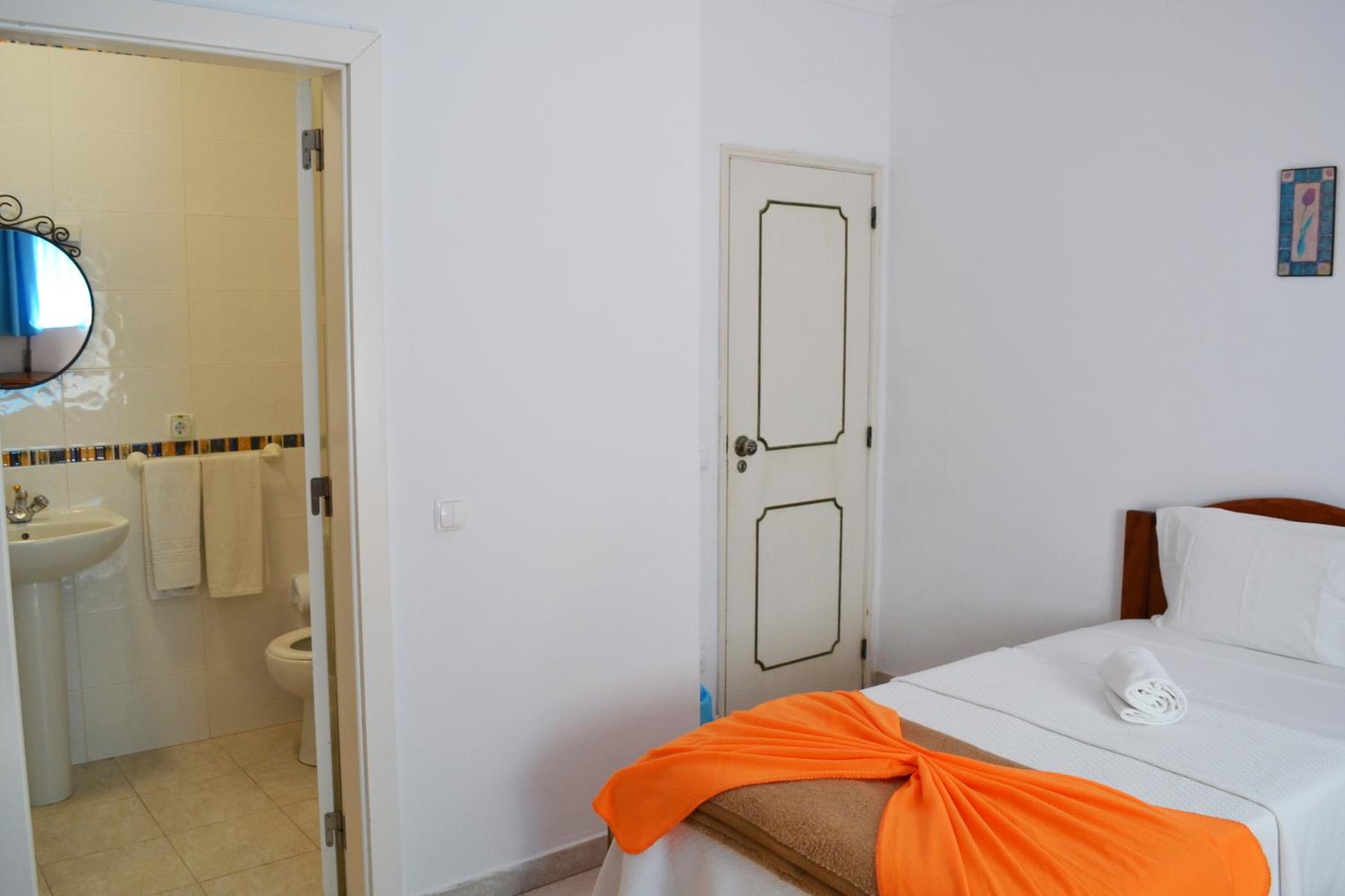 Twin Room - Photo 8