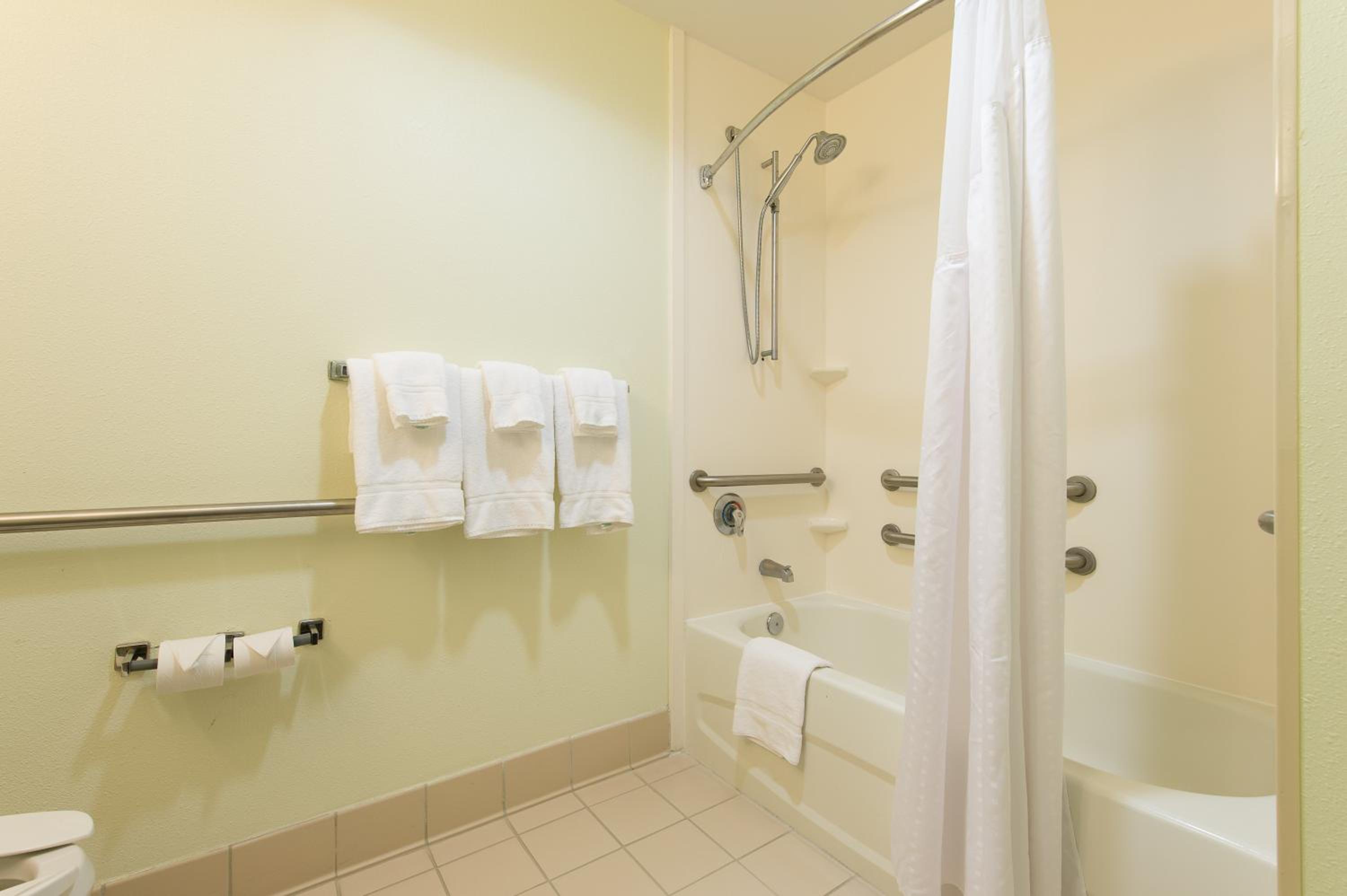 Standard Queen Room with Two Queen Beds - Communications Accessible - Photo 3