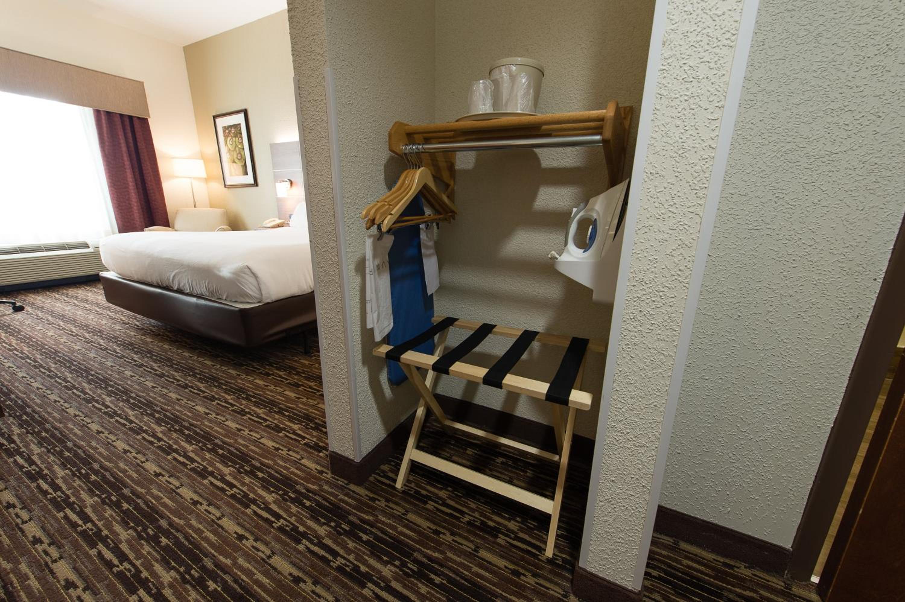 King Room with Roll-In Shower - Disability Access - Photo 8