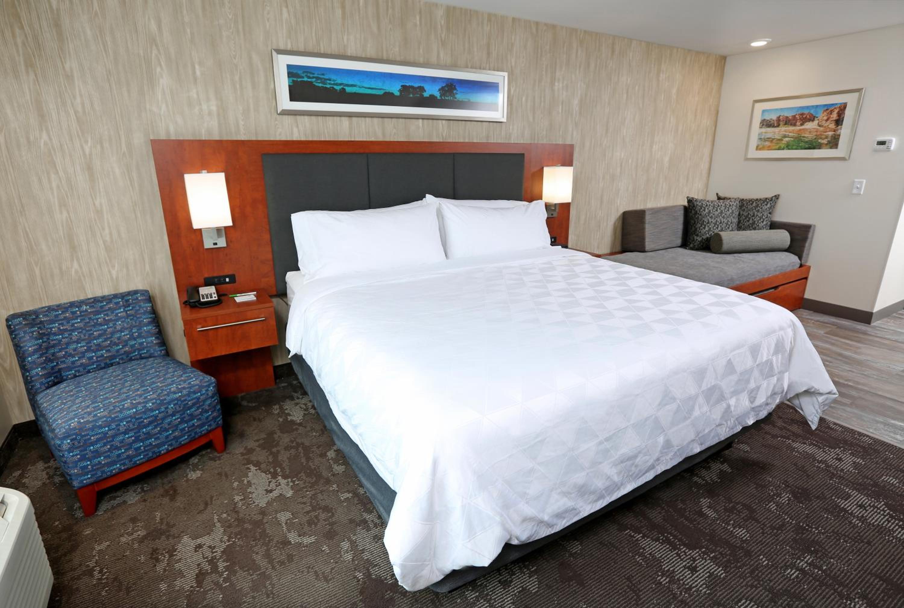 King Room with Roll-Away Bed - Non-Smoking photo 2