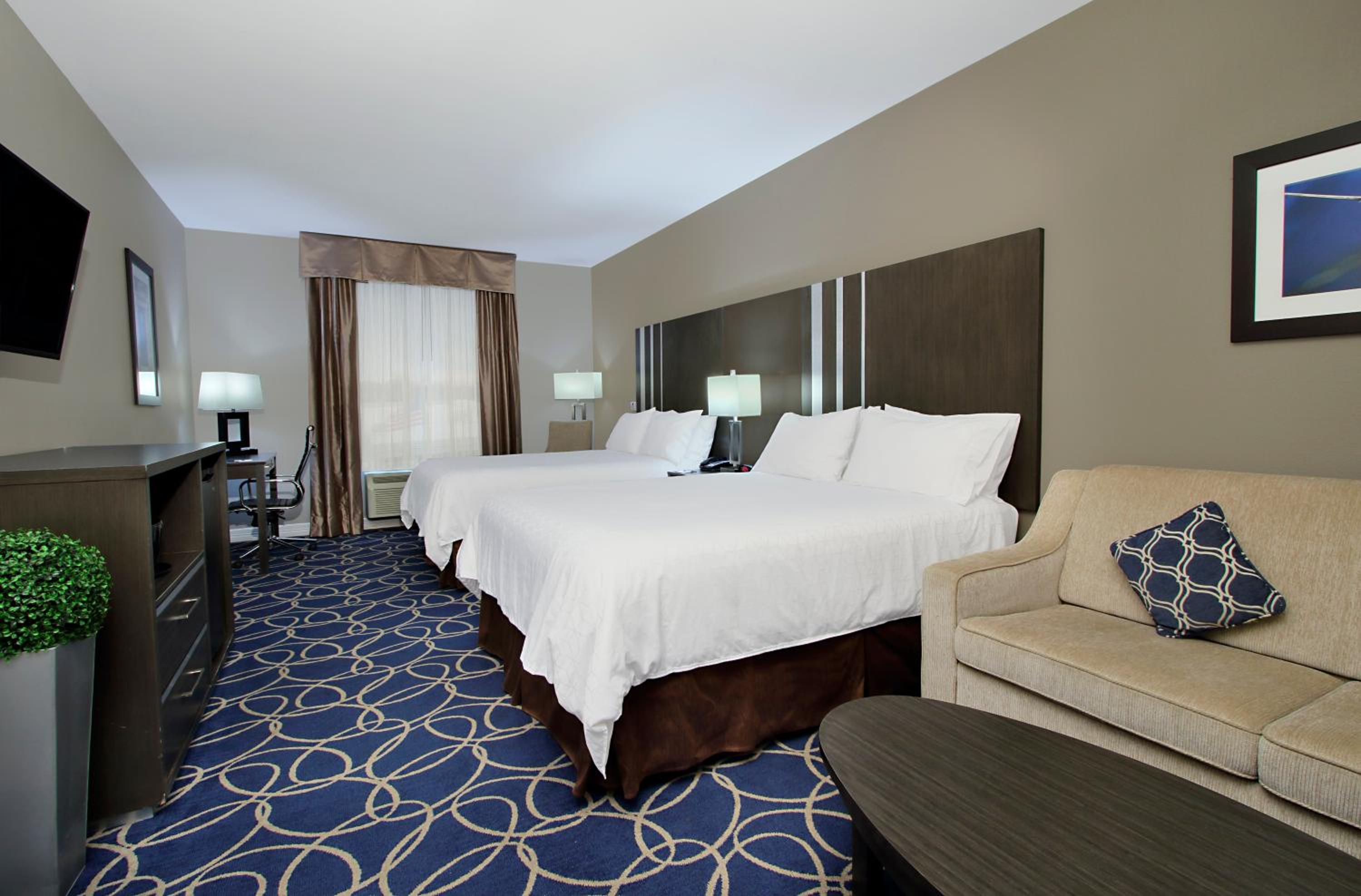 Suite with Two Queen Beds photo 3