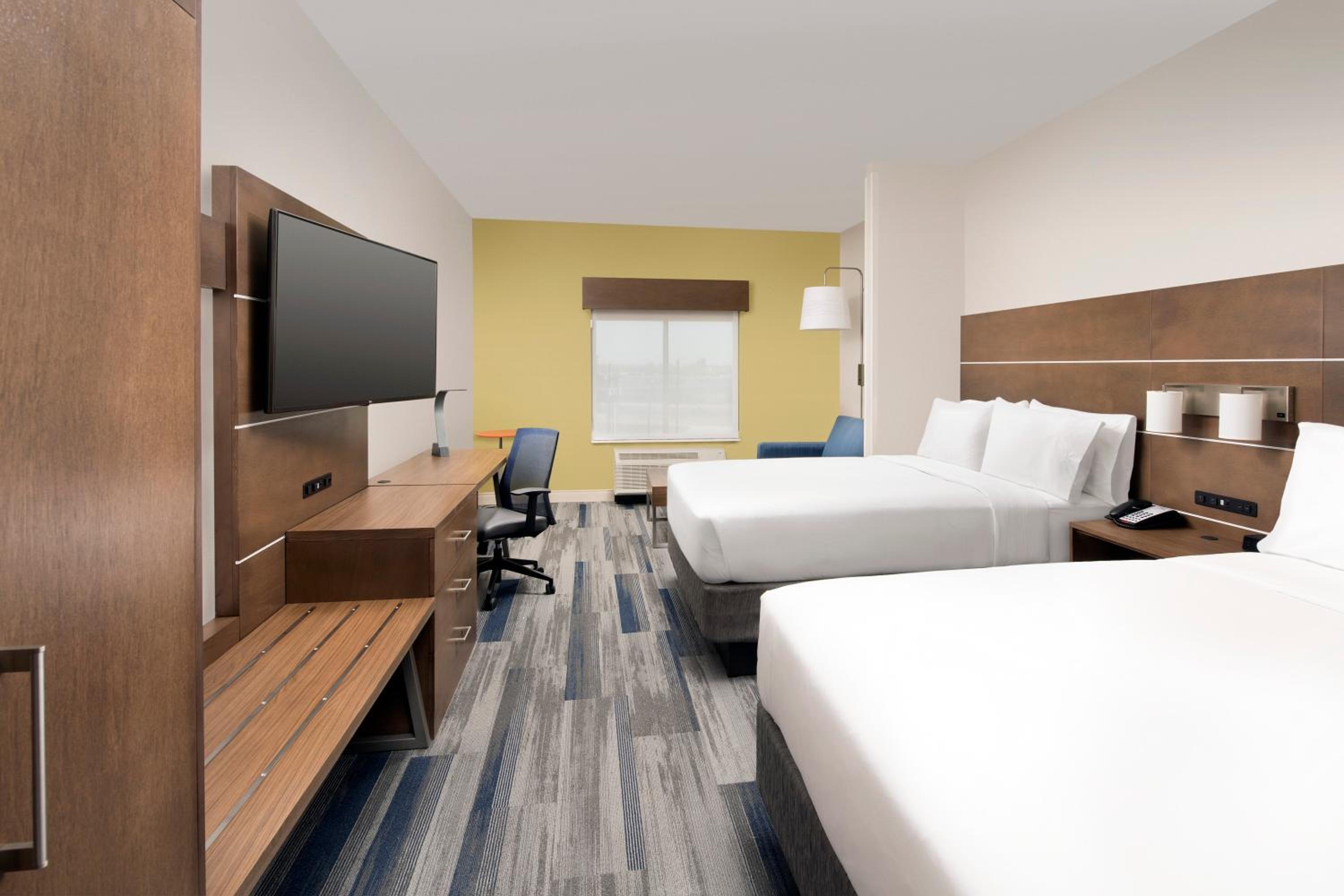 Queen Suite with Two Queen Beds and Mobility Accessible Tub - Non-Smoking thumbnail 5