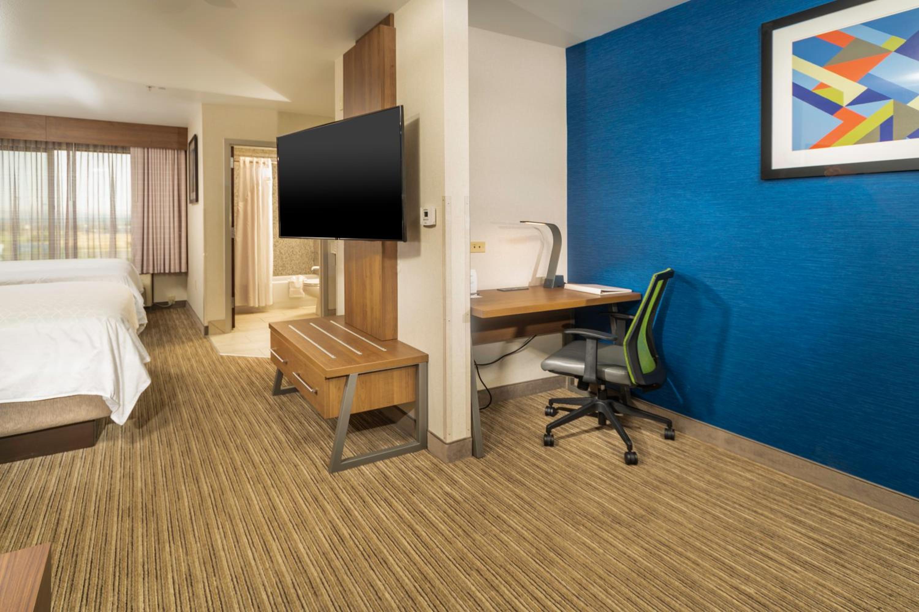 Suite with Two Queen Beds - Photo 4