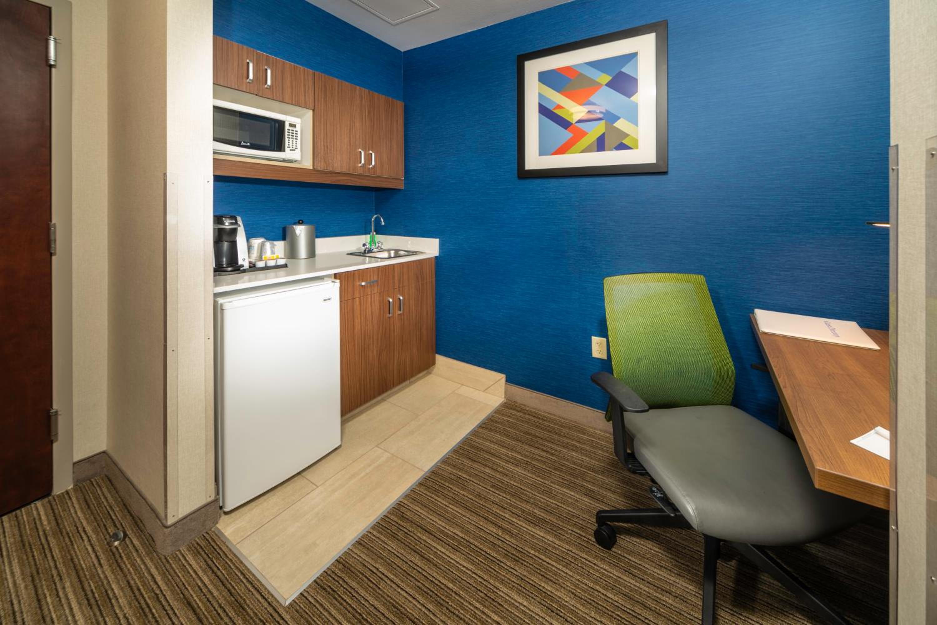 Suite with Two Queen Beds - Photo 6