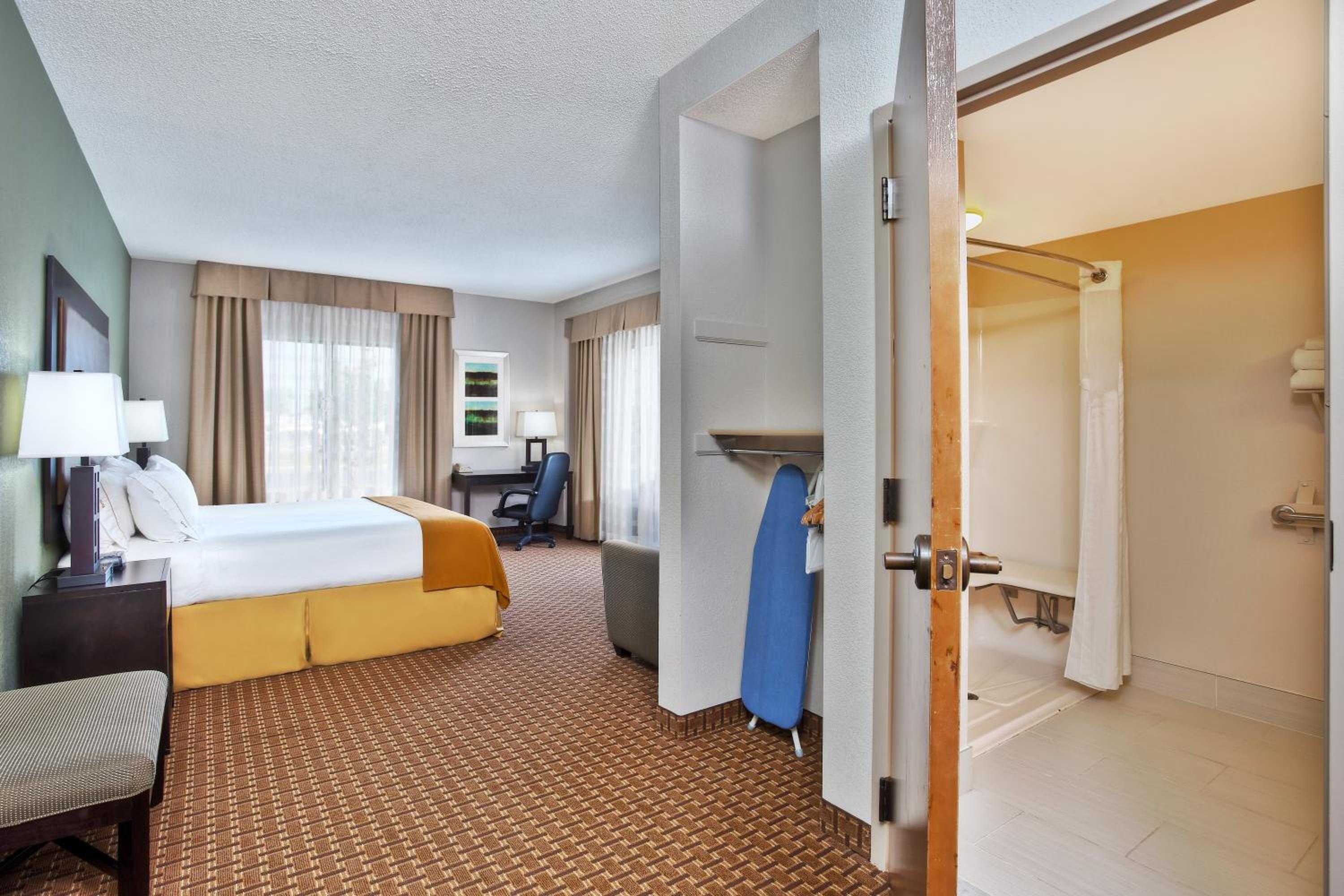 Standard King Room with Roll-in Shower - Mobility Accessible - Photo 3