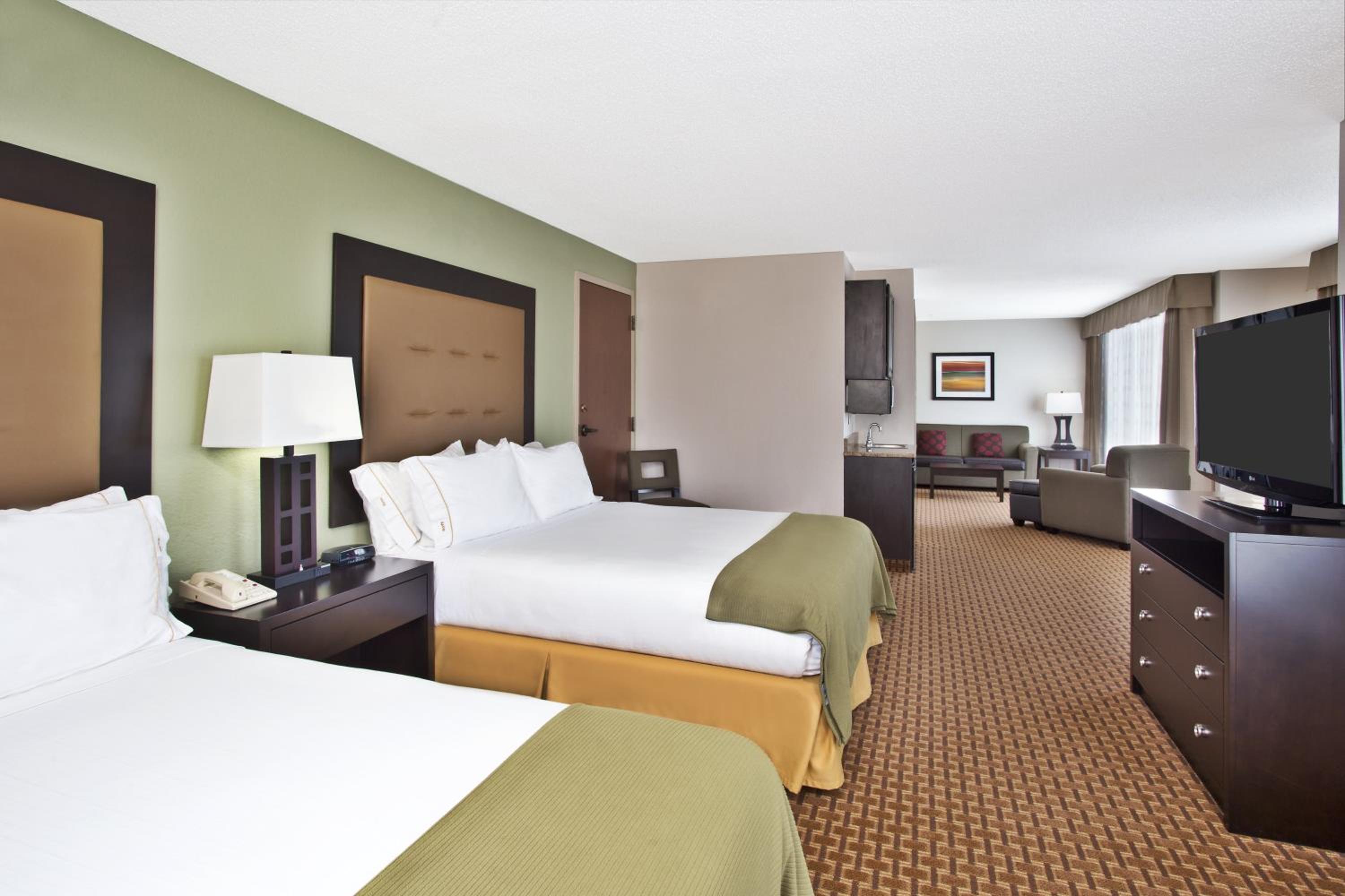 Suite with Two Queen Beds - Photo 3