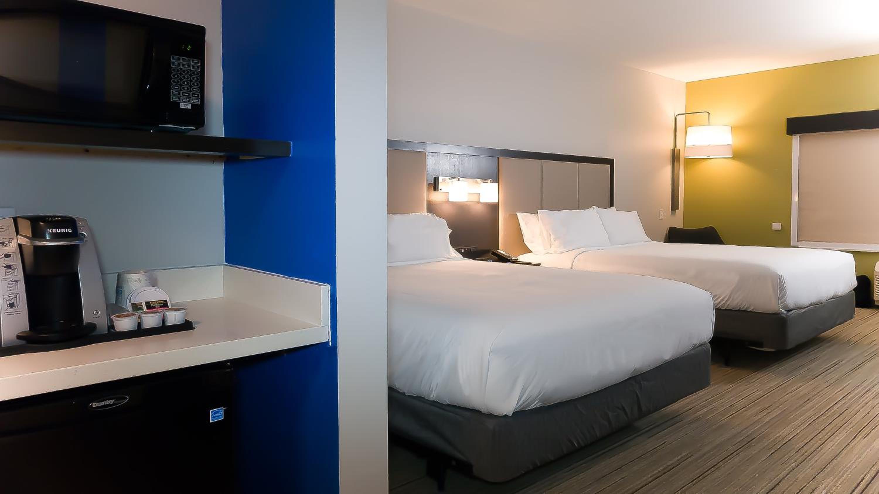 Standard Queen Room with Two Queen Beds - Photo 3