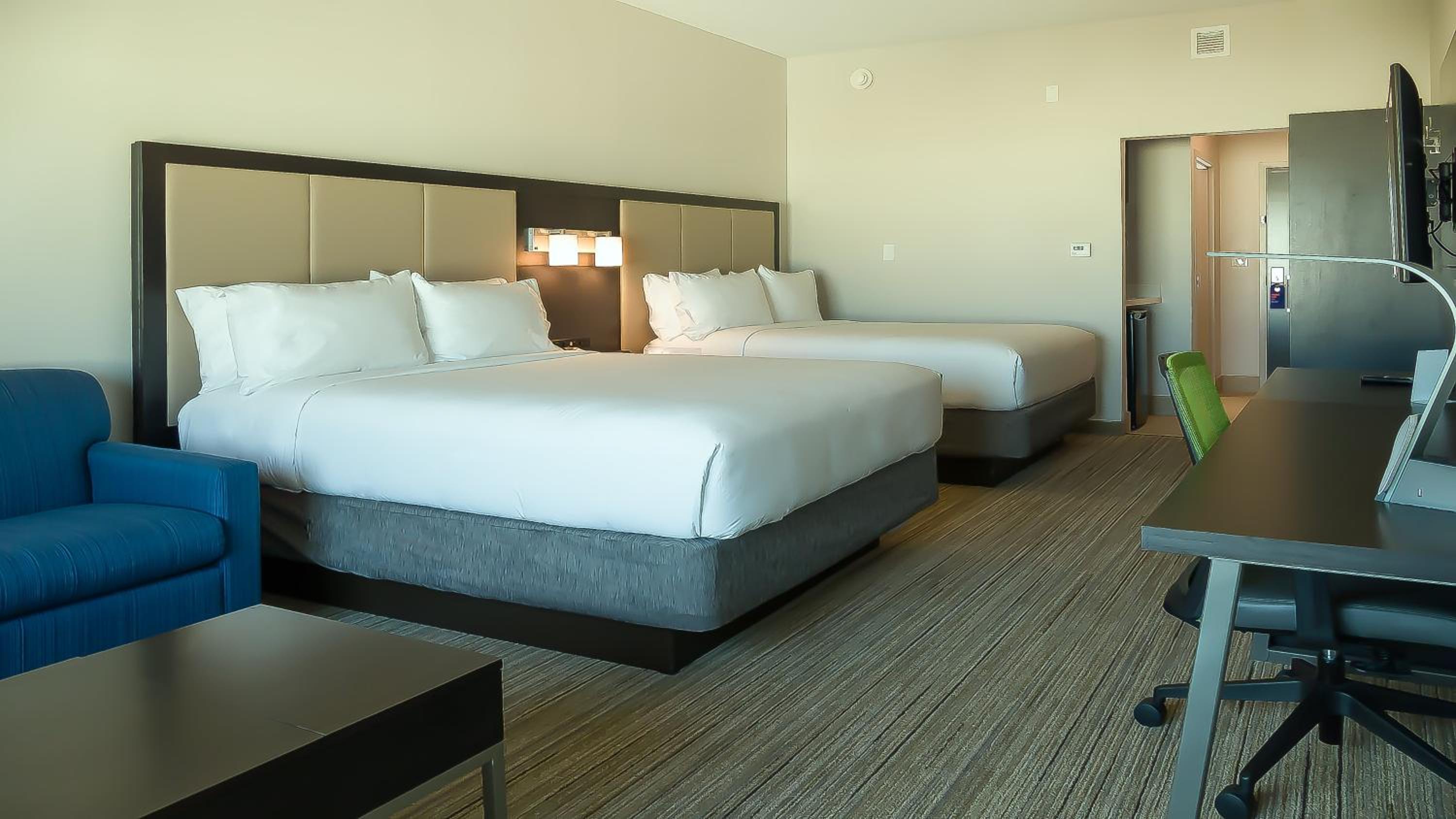 Suite with Two Queen Beds - Photo 3