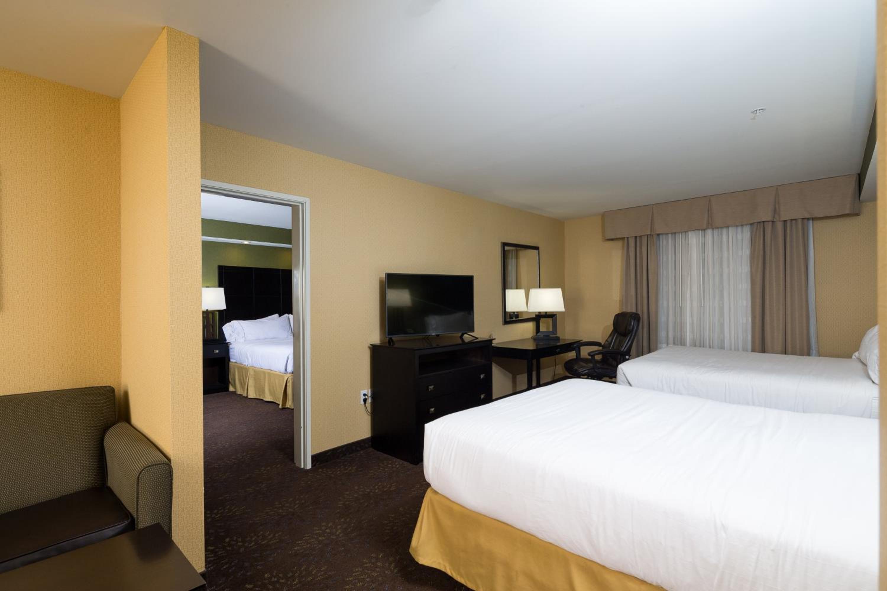 Suite with One King Bed and Two Queen Beds
