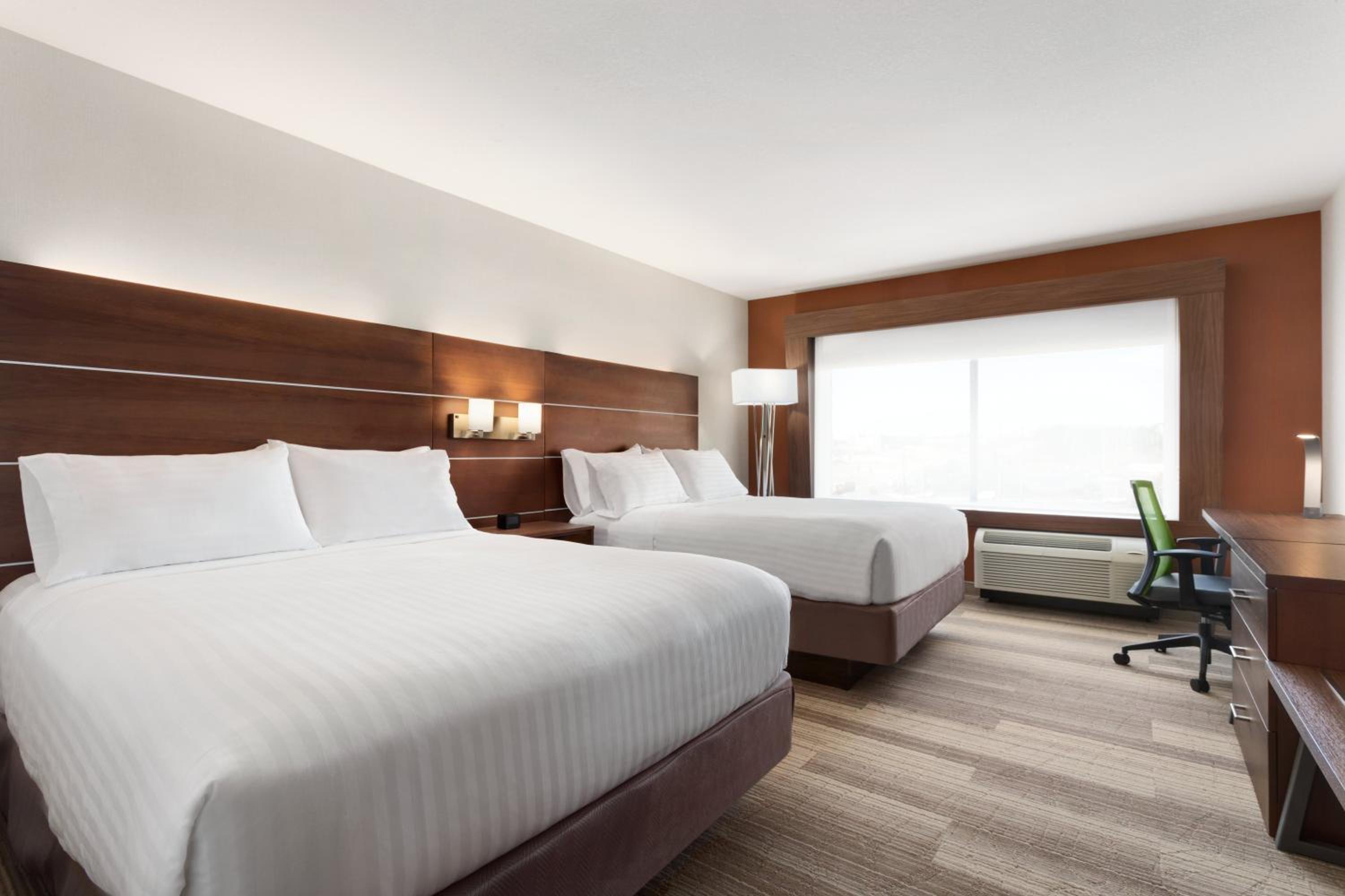 Standard Queen Room with Two Queen Beds and Tub - Accessible