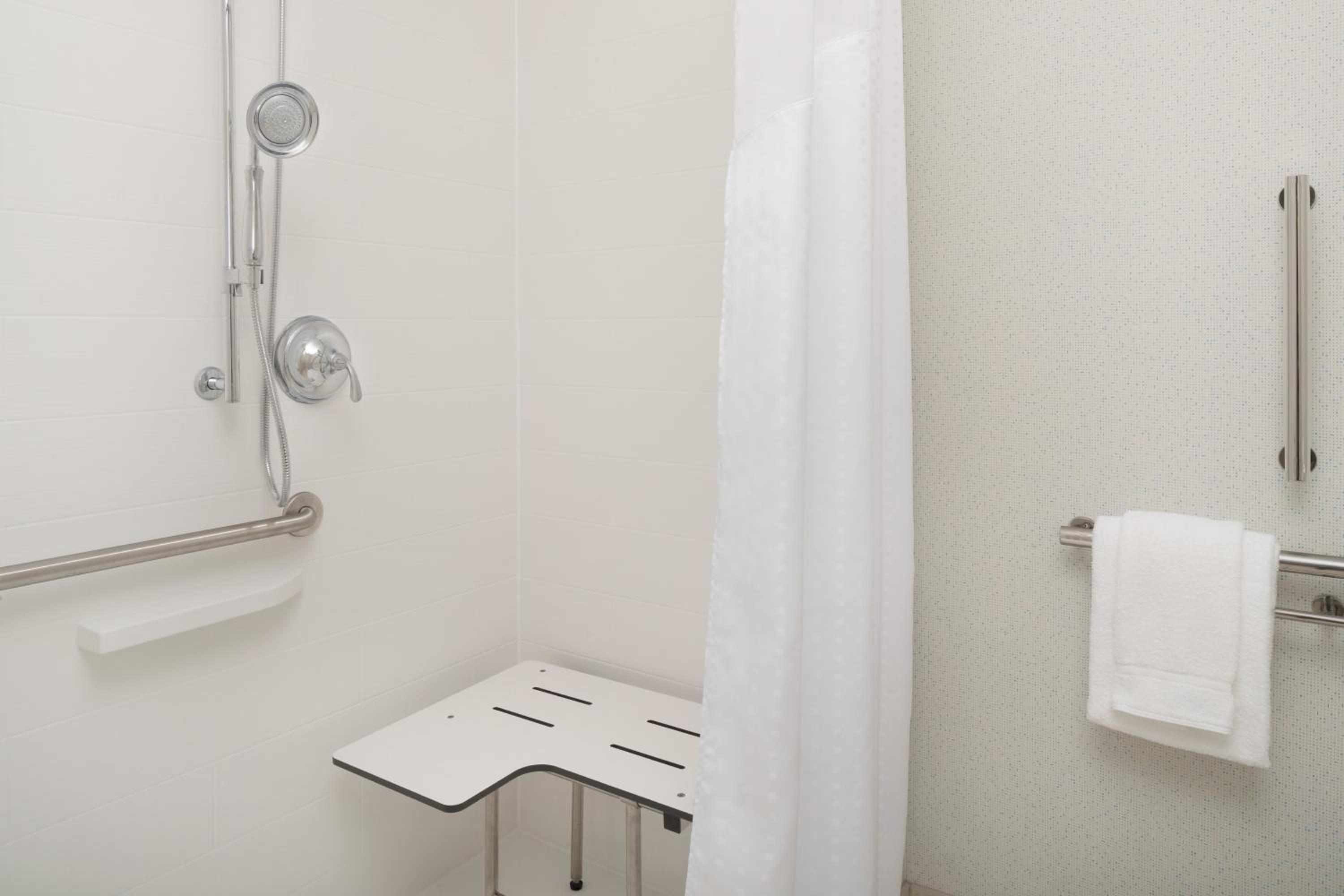 Deluxe Suite - Mobility Accessible - Non-Smoking
