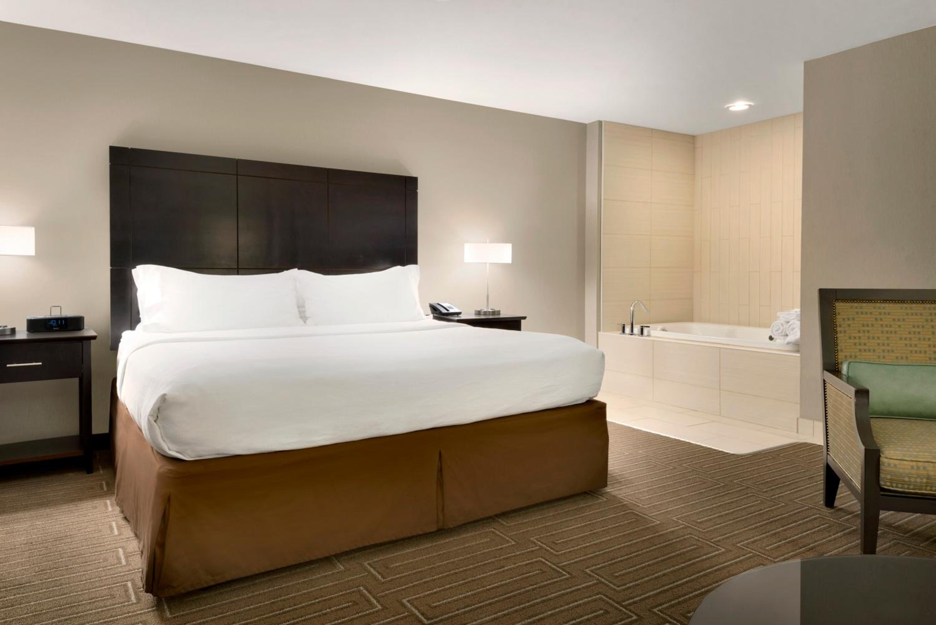King Suite With Spa Bath - Photo 1
