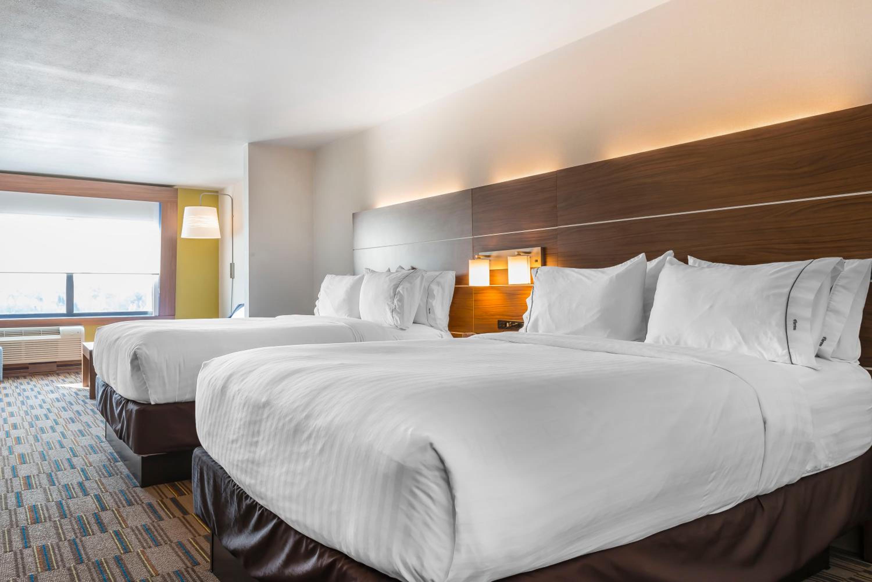 Queen Room with Two Queen Beds - Disability Access with Bath Tub