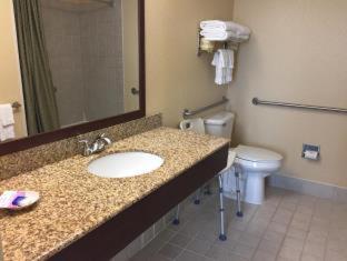 Queen Room with Kitchen - Photo 2
