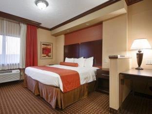 Queen Room with Two Queen Beds - Pet Friendly/Non-Smoking - Photo 3