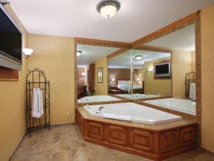 Queen Room with Two Queen Beds - Pet Friendly/Non-Smoking - Photo 4