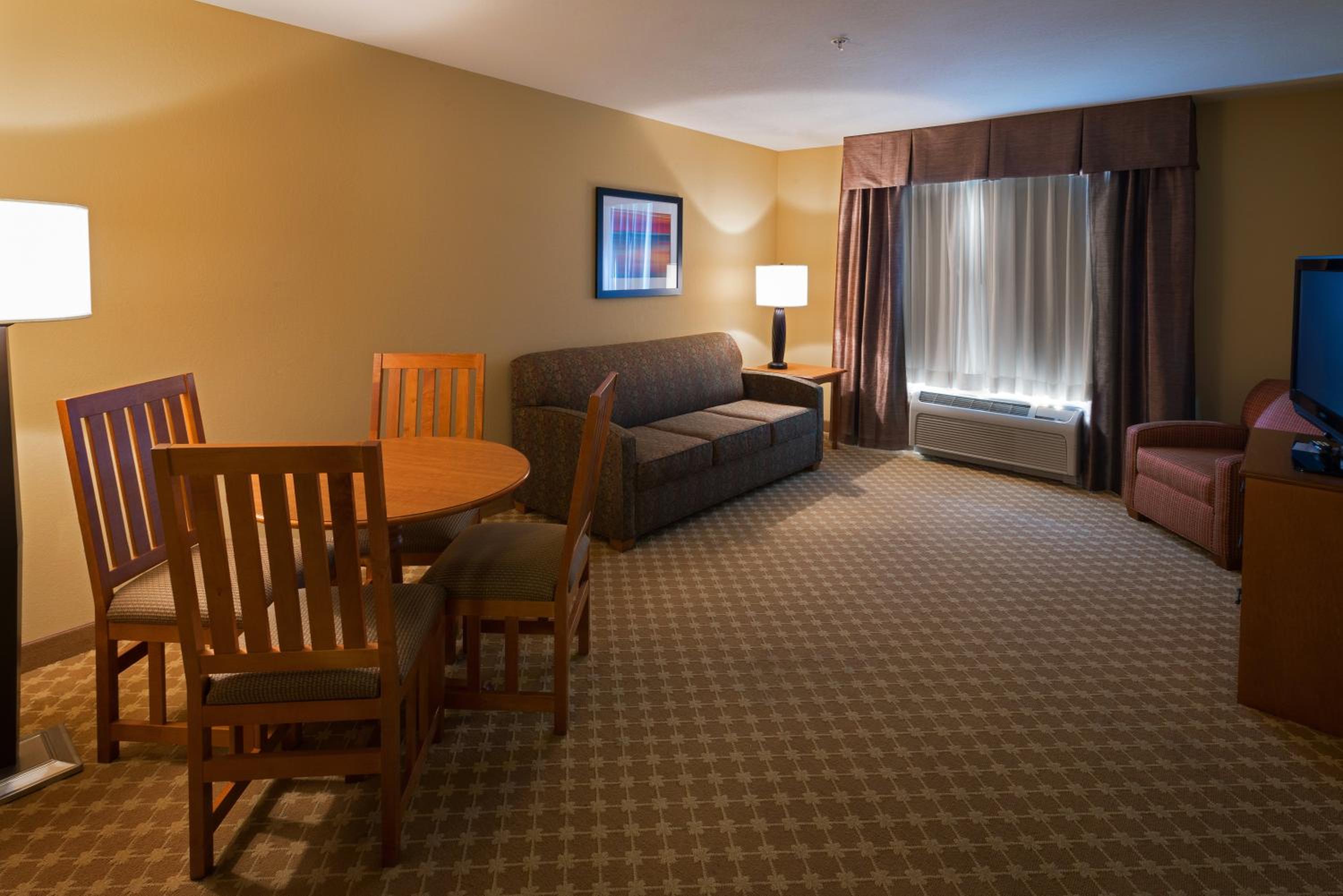 One-Bedroom Suite with Dining Area - Photo 5