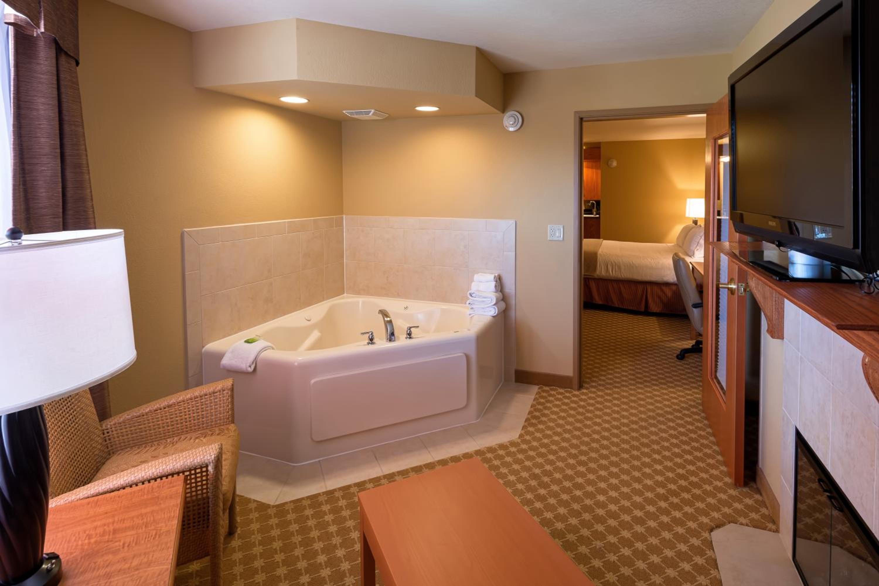 One-Bedroom King Suite with Bath - Photo 6