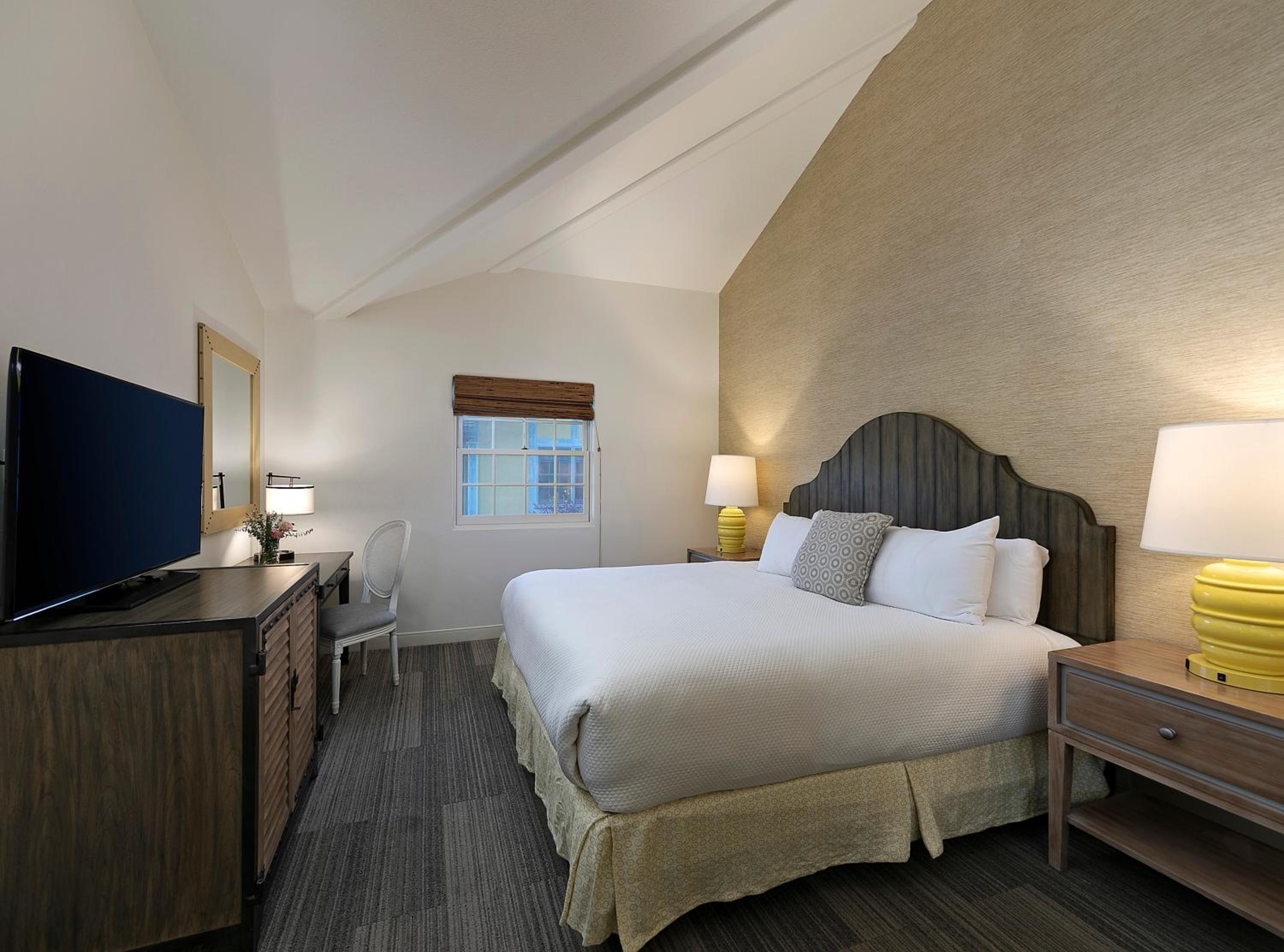 One-Bedroom Suite - Photo 2