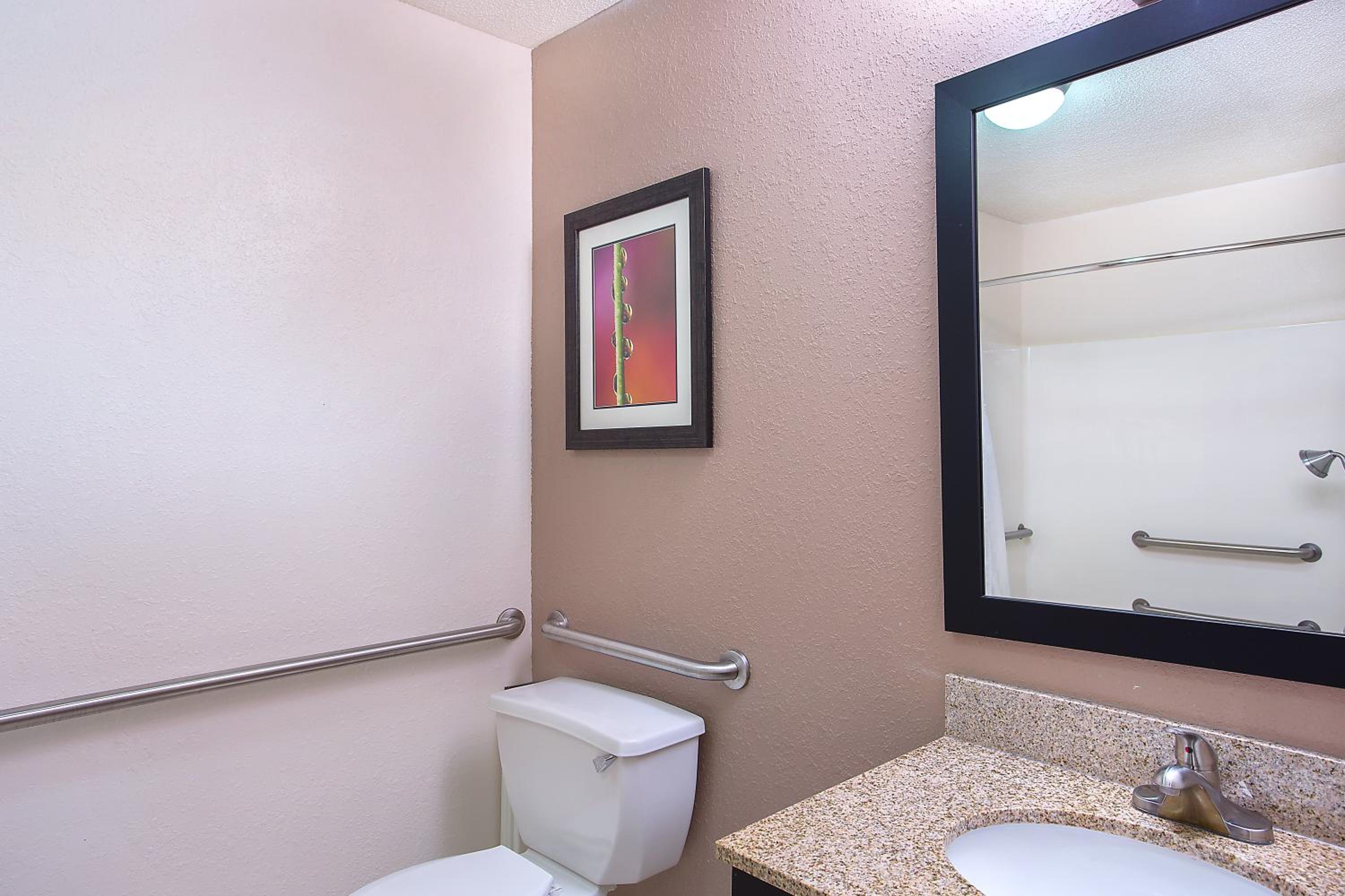 Standard King Room with Accessible Tub - Mobility Access - Photo 3