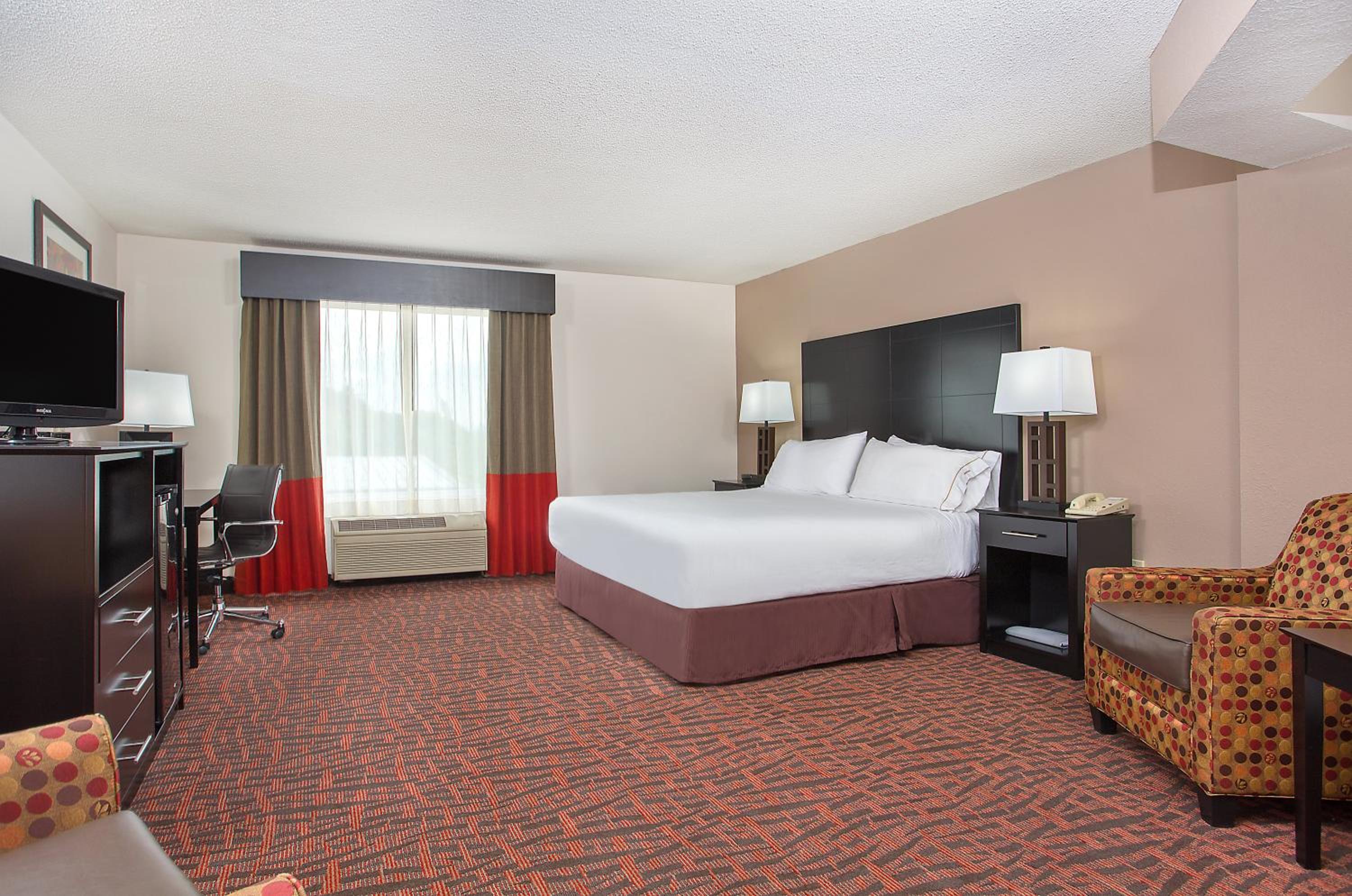 Standard King Room with Extra Space - Photo 1